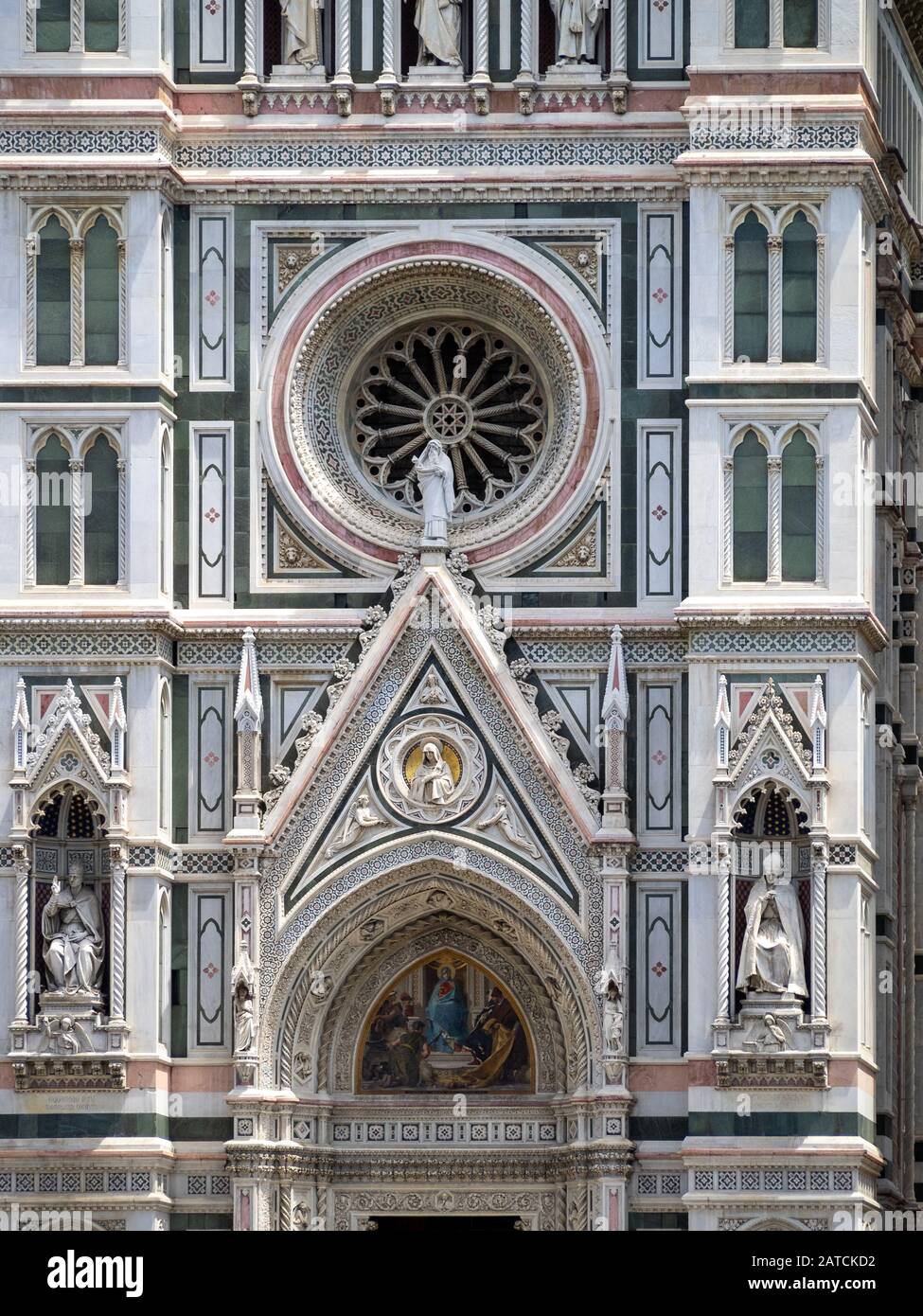 Die Fassade des Doms von Florenz zeigt Details des rechten Portals, mit einem Mittagessen mit Madonna und den florentinischen Künstlern, Händlern und Humanisten unter der Statue des Tympanums der Madonna der Sorrows Stockfoto