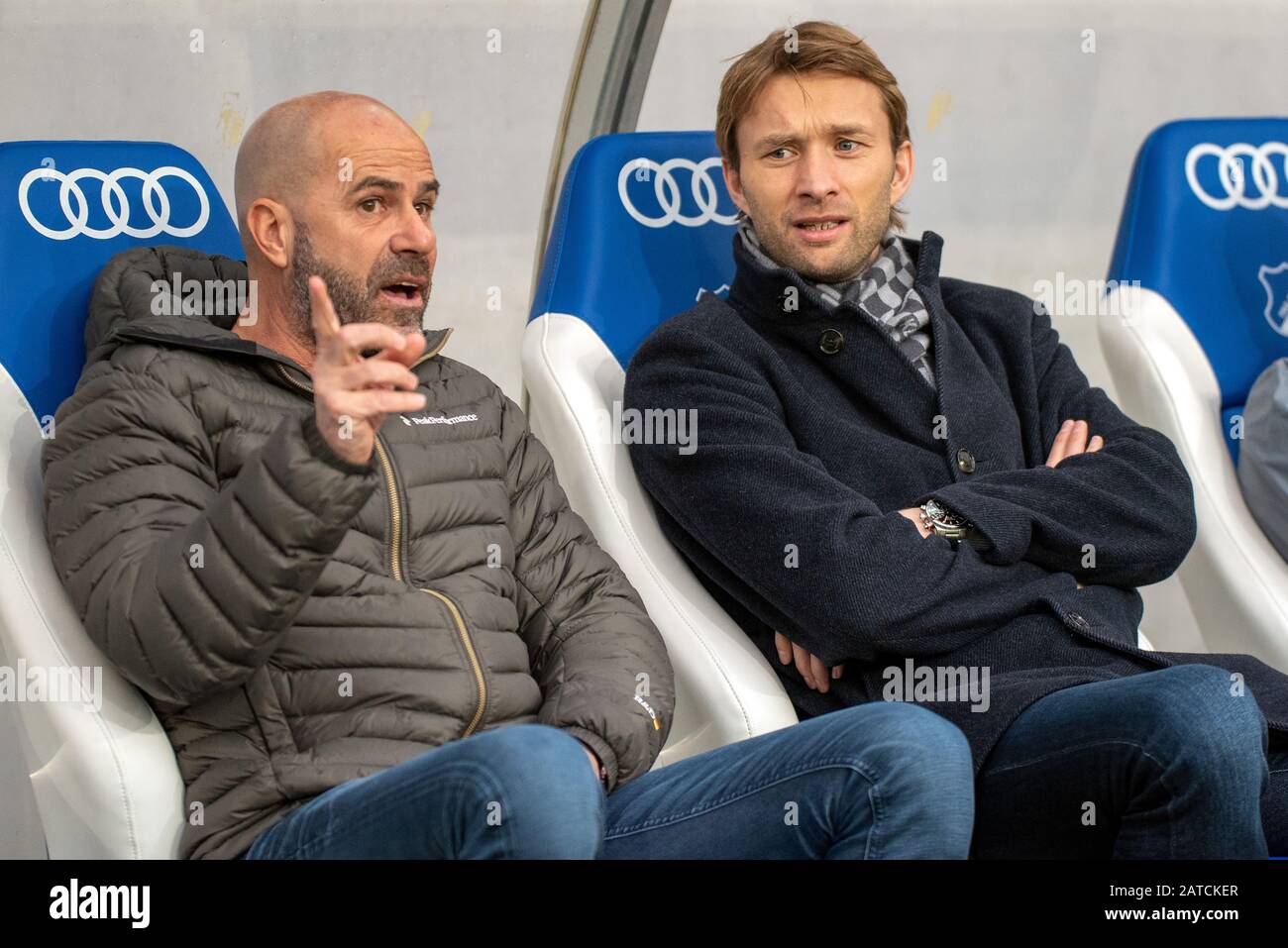 Sinsheim, DEUTSCHLAND - 1. FEBRUAR: Trainer Peter Bosz (Bayer 04 Leverkusen) und Sportdirektor Simon Rolfes (Bayer 04 Leverkusen) beim Fußball, BuLi: TSG 1899 Hoffenheim gegen Bayer 04 Leverkusen in der PreZero Arena am 1. Februar 2020 in Sinsheim.DFL/DFB-REGELUNGEN VERBIETEN DIE VERWENDUNG VON FOTOS ALS BILDSEQUENZEN UND/ODER QUASI-VIDEO. Stockfoto