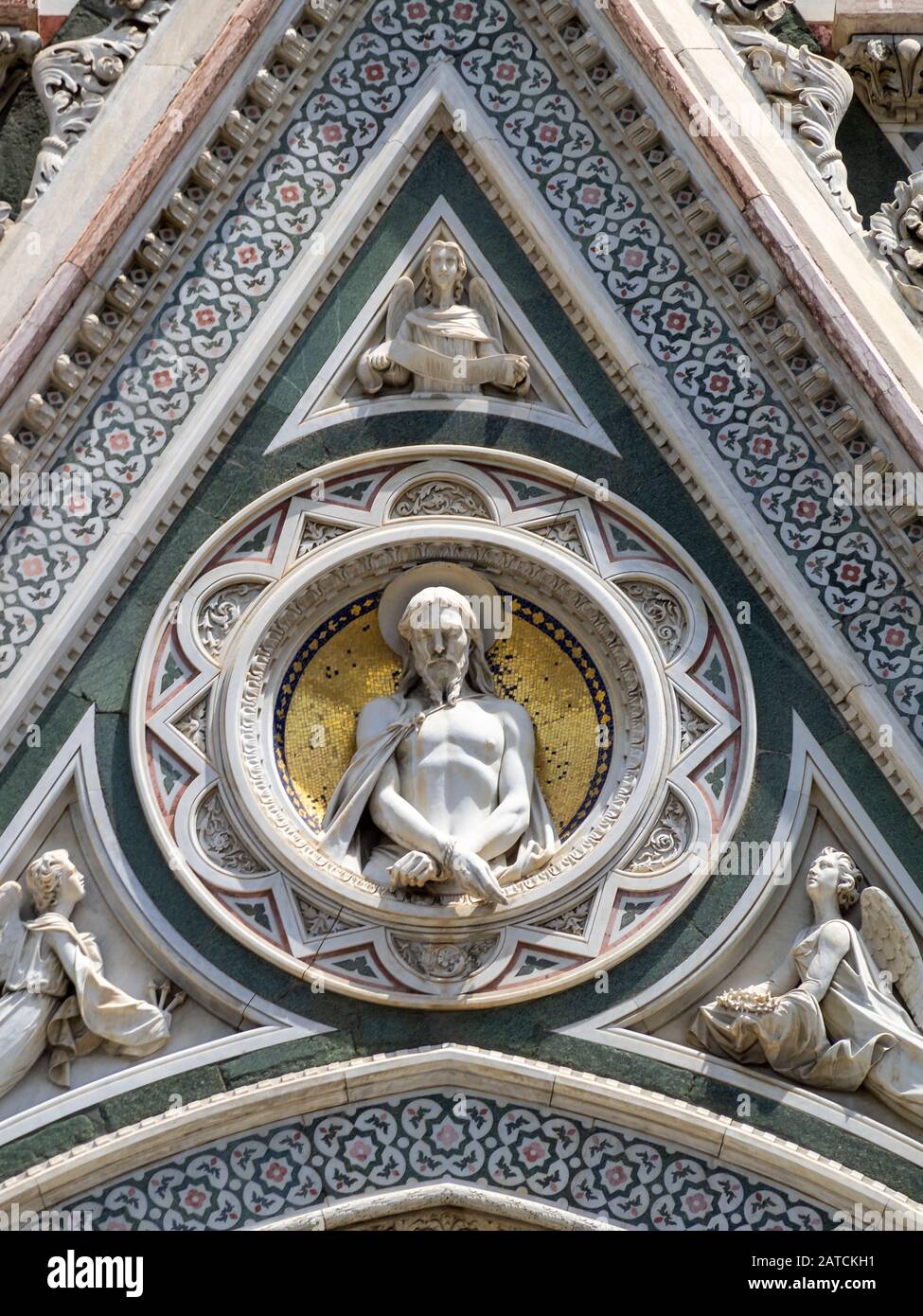 Santa Maria del Fiore linkes Portal Tympanum mit Statue von Christus Florenz Stockfoto