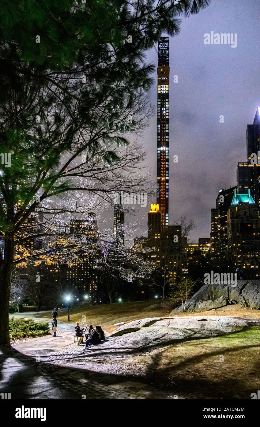 New York, USA, 26. Januar 2020. Ein Straßenkünstler zeichnet nachts im Central Park von New York City ein Porträt. Kredit: Enrique Shore/Alamy Stock Photo Stockfoto