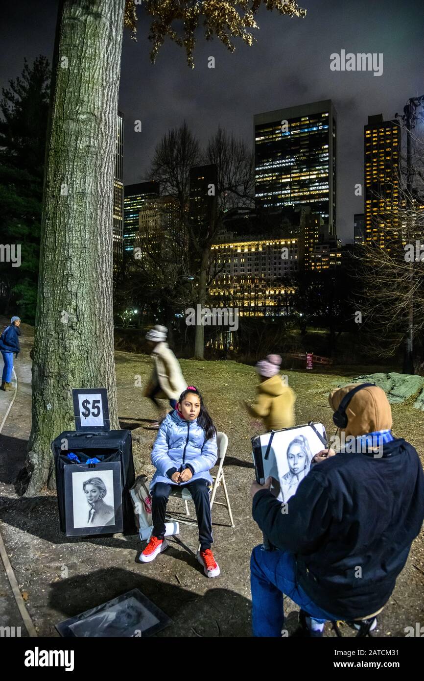 New York, USA, 26. Januar 2020. Ein Straßenkünstler zeichnet nachts im Central Park von New York City ein Porträt. Kredit: Enrique Shore/Alamy Stock Photo Stockfoto