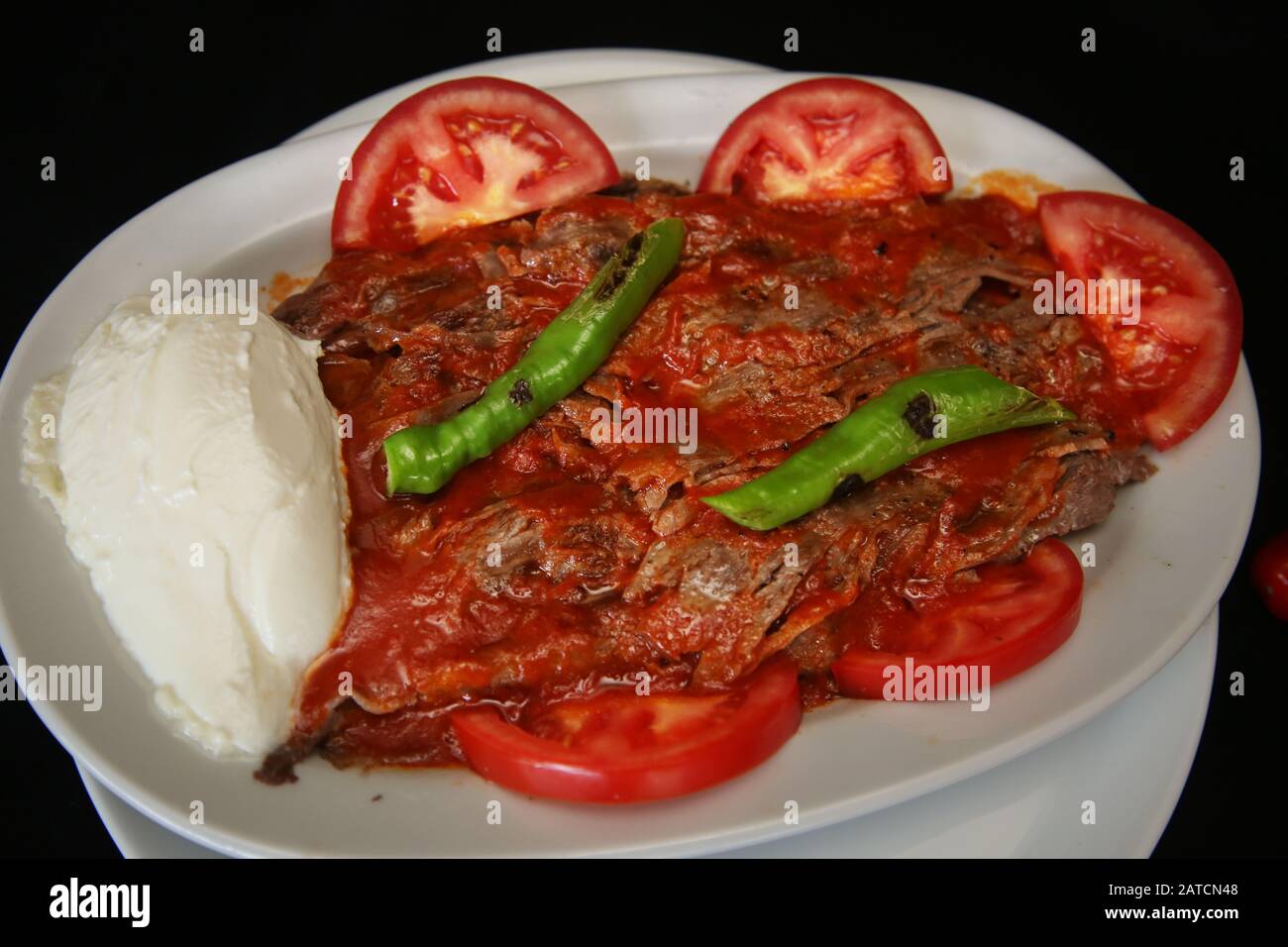 Türkischer Iskender Kebab auf dem Essteller Stockfoto