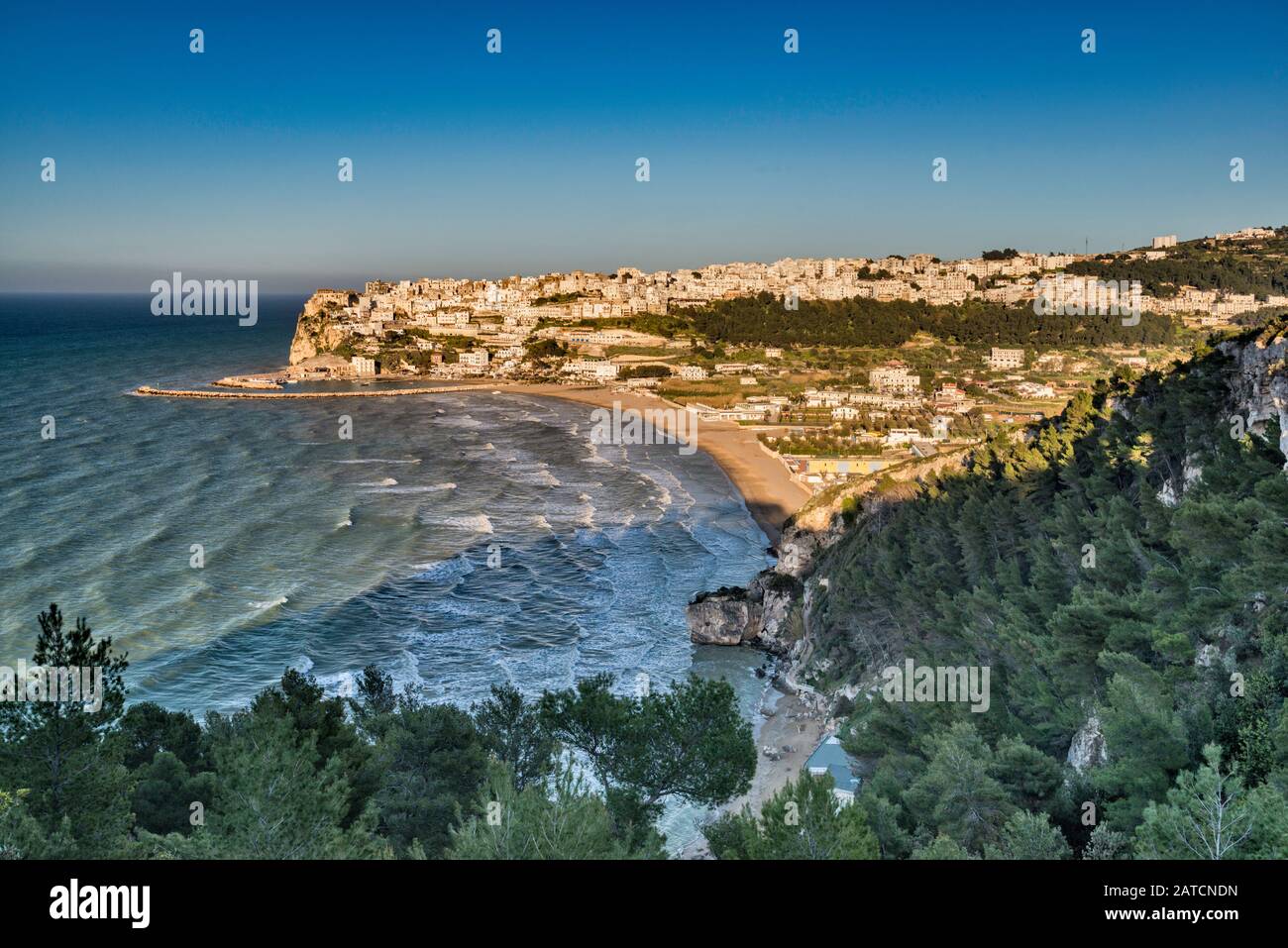 Stadt Peschici am Gargano-Vorgebirge über der Adria, Blick bei Sonnenuntergang von der Straße SP89, Apulien, Italien Stockfoto