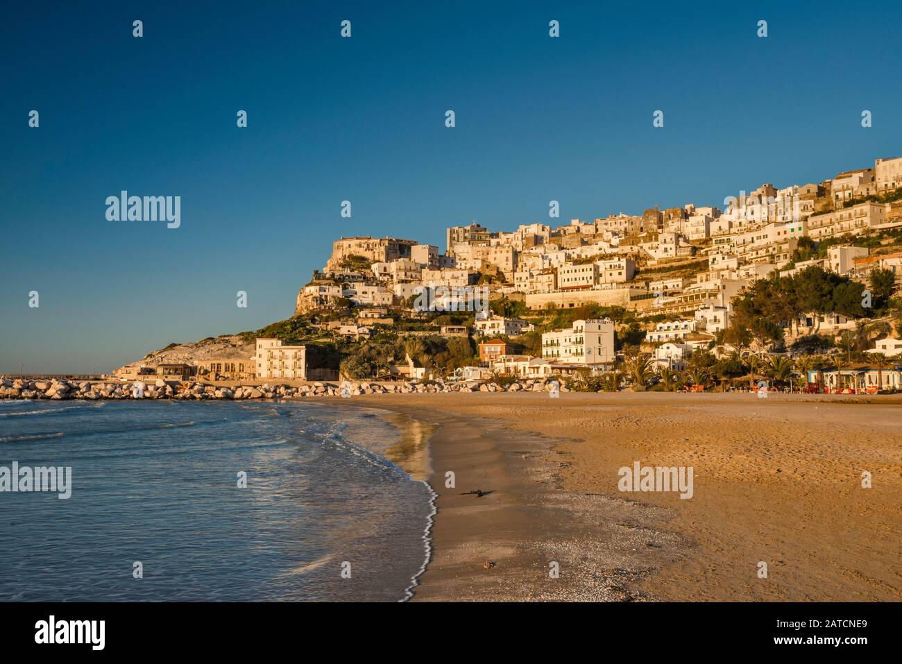 Stadt Vieste im Gargano über Adria Strand, Sonnenuntergang, Apulien, Italien Stockfoto