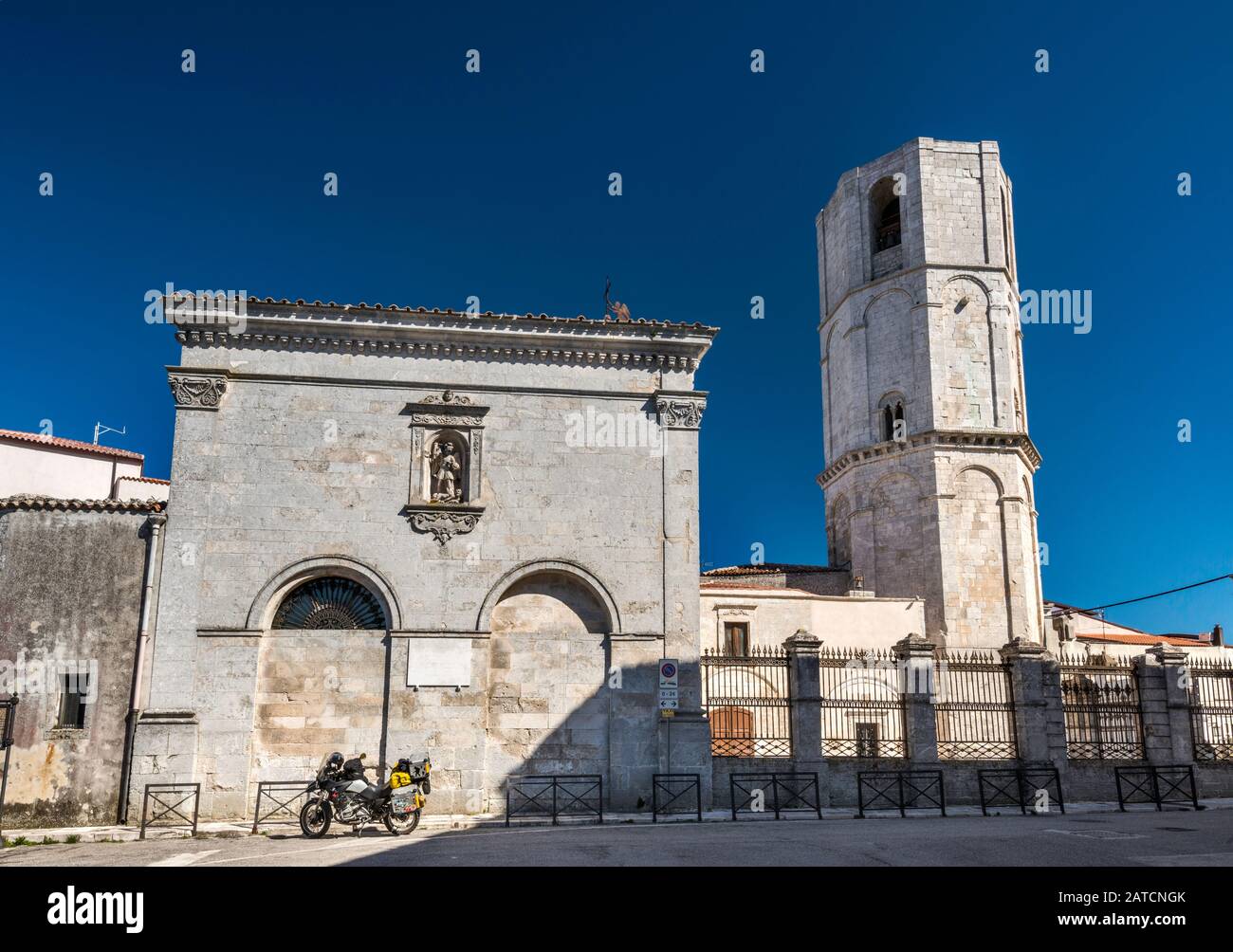 Campanile, 1282, in der Basilika di San Michele, Santuario di San Michele Arcangelo, Heiligtum in der Stadt Monte Sant'Angelo, Apulien, Italien Stockfoto