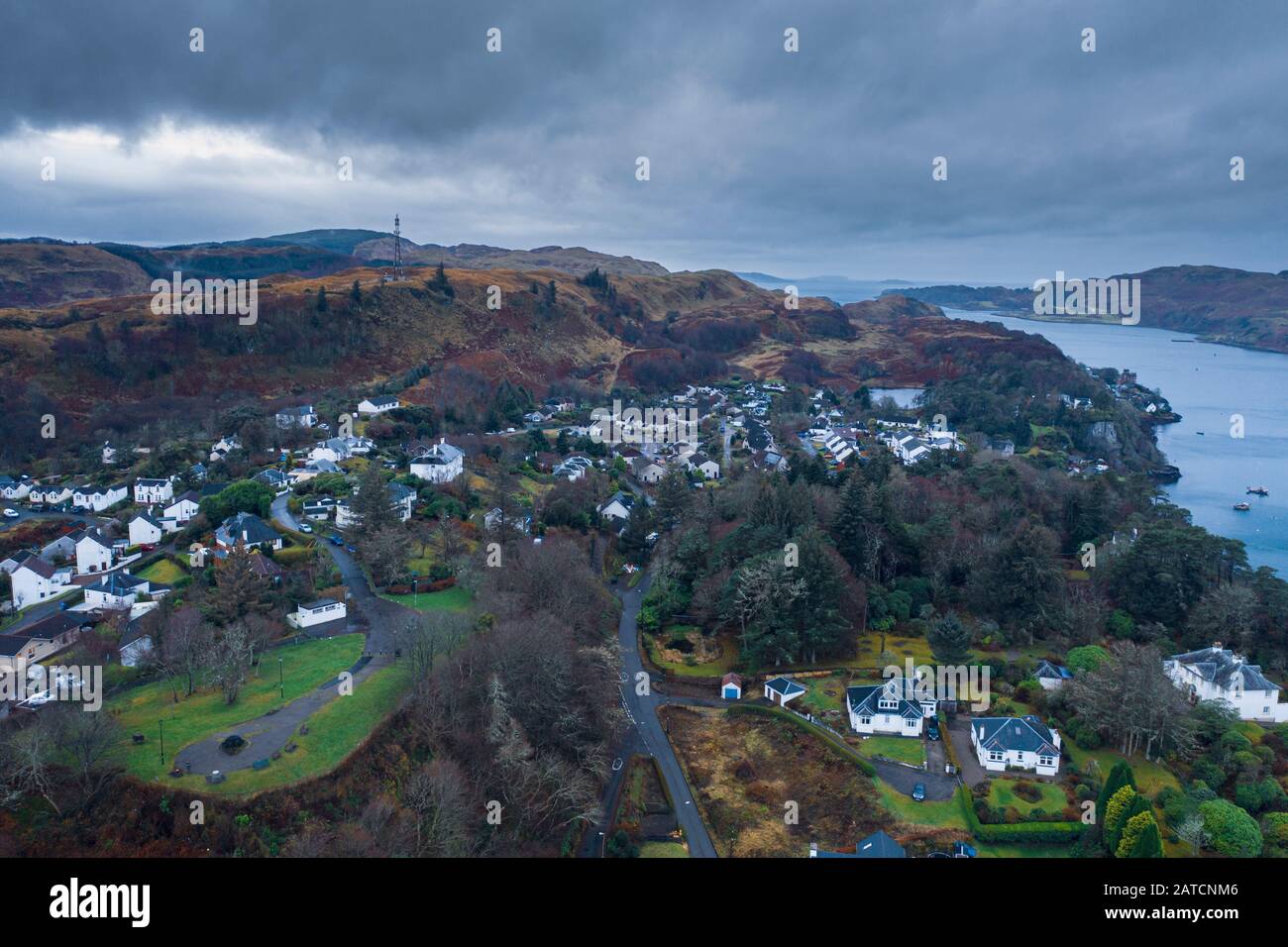 Luftwetteifern über die malerische Küstenstadt in Schottland - Oban Stockfoto