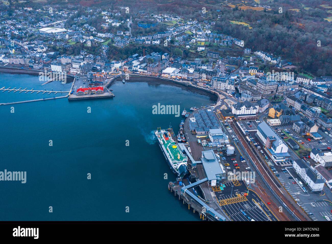 Die große Drohne schießt über den malerischen Hafen mit Fährhafen von Oban in Schottland Stockfoto