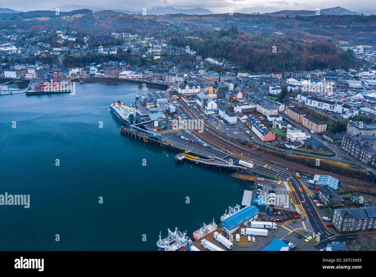 Die große Drohne schießt über den malerischen Hafen mit Fährhafen von Oban in Schottland Stockfoto