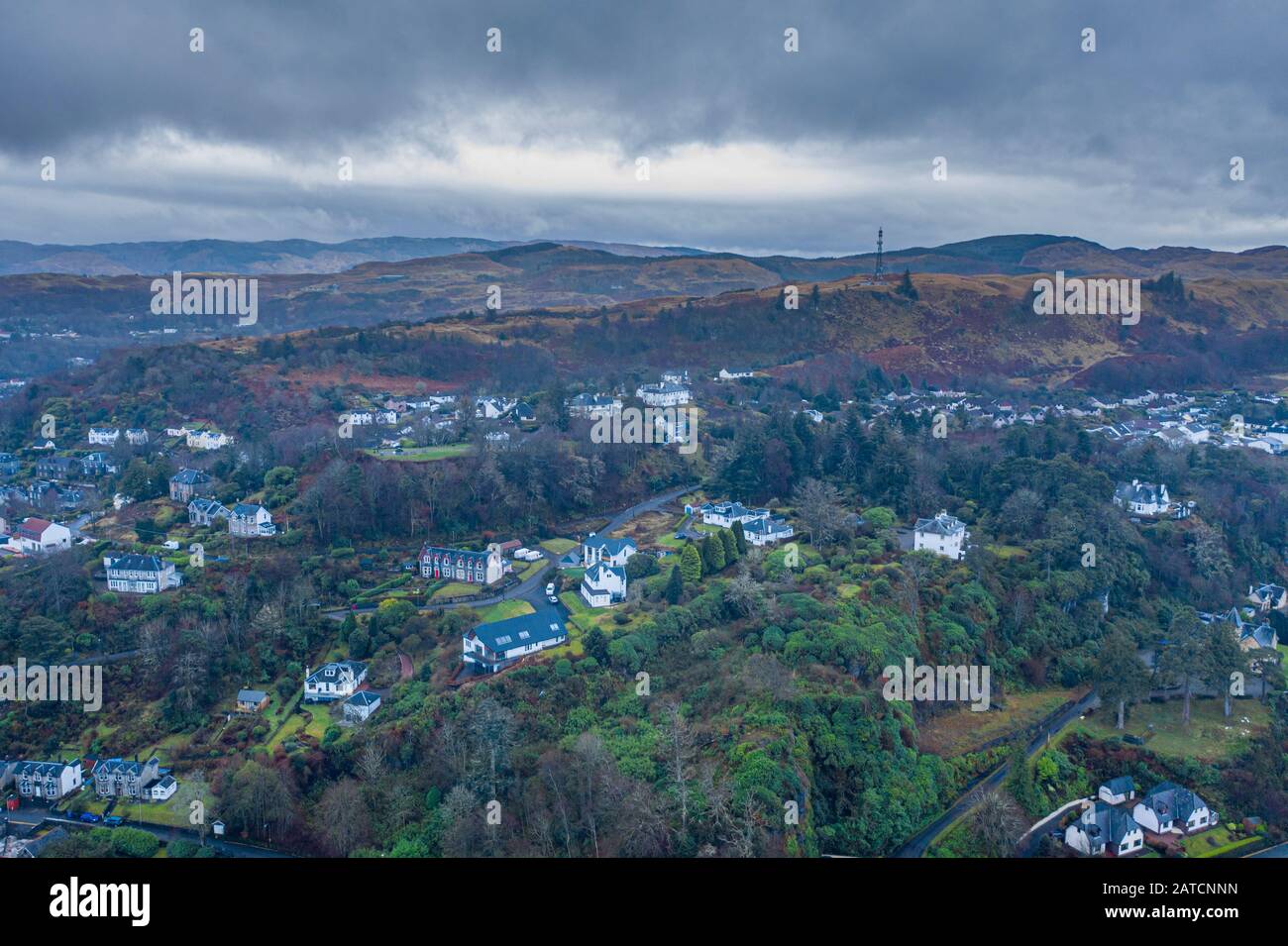 Hausgebäude auf dem Caltonhill der schottischen Küstenstadt in Oban - Drohnenblick Stockfoto