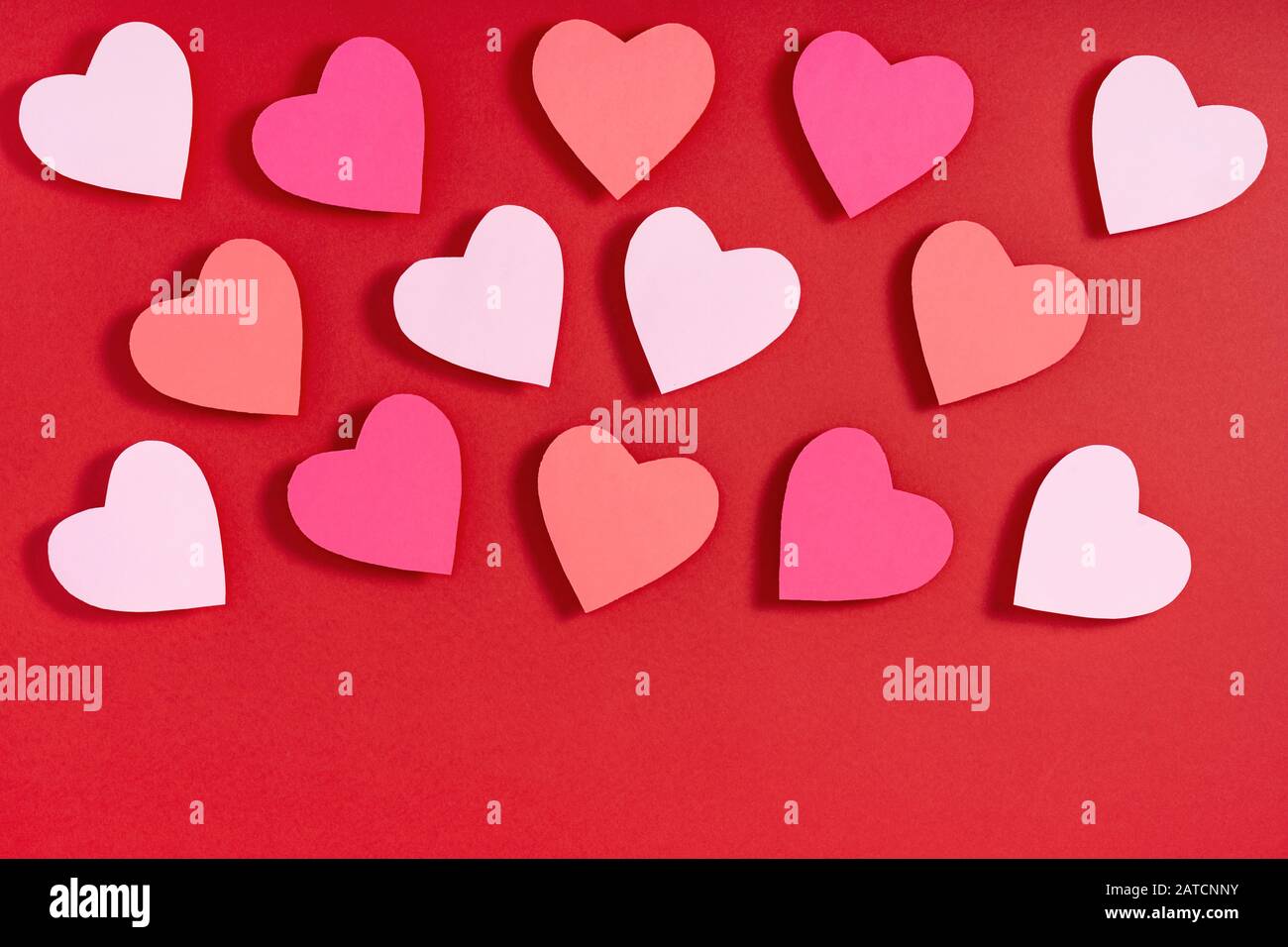 Valentine Herzen auf roter Oberfläche. Geschenk, Überraschung, Gratulation. Draufsicht, flaches Layout, von oben, Kopierbereich Stockfoto