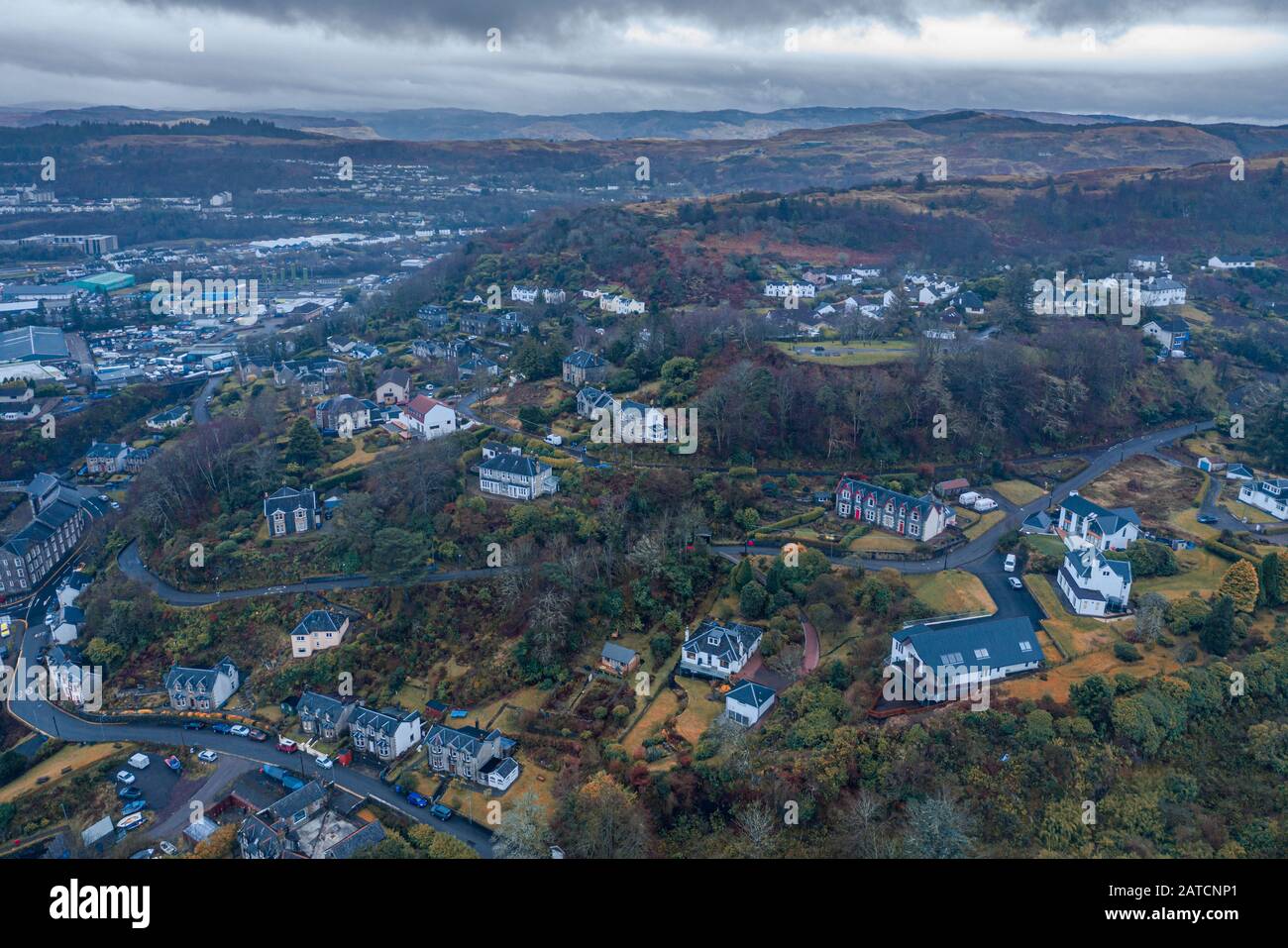 Hausgebäude auf dem Caltonhill der schottischen Küstenstadt in Oban - Drohnenblick Stockfoto