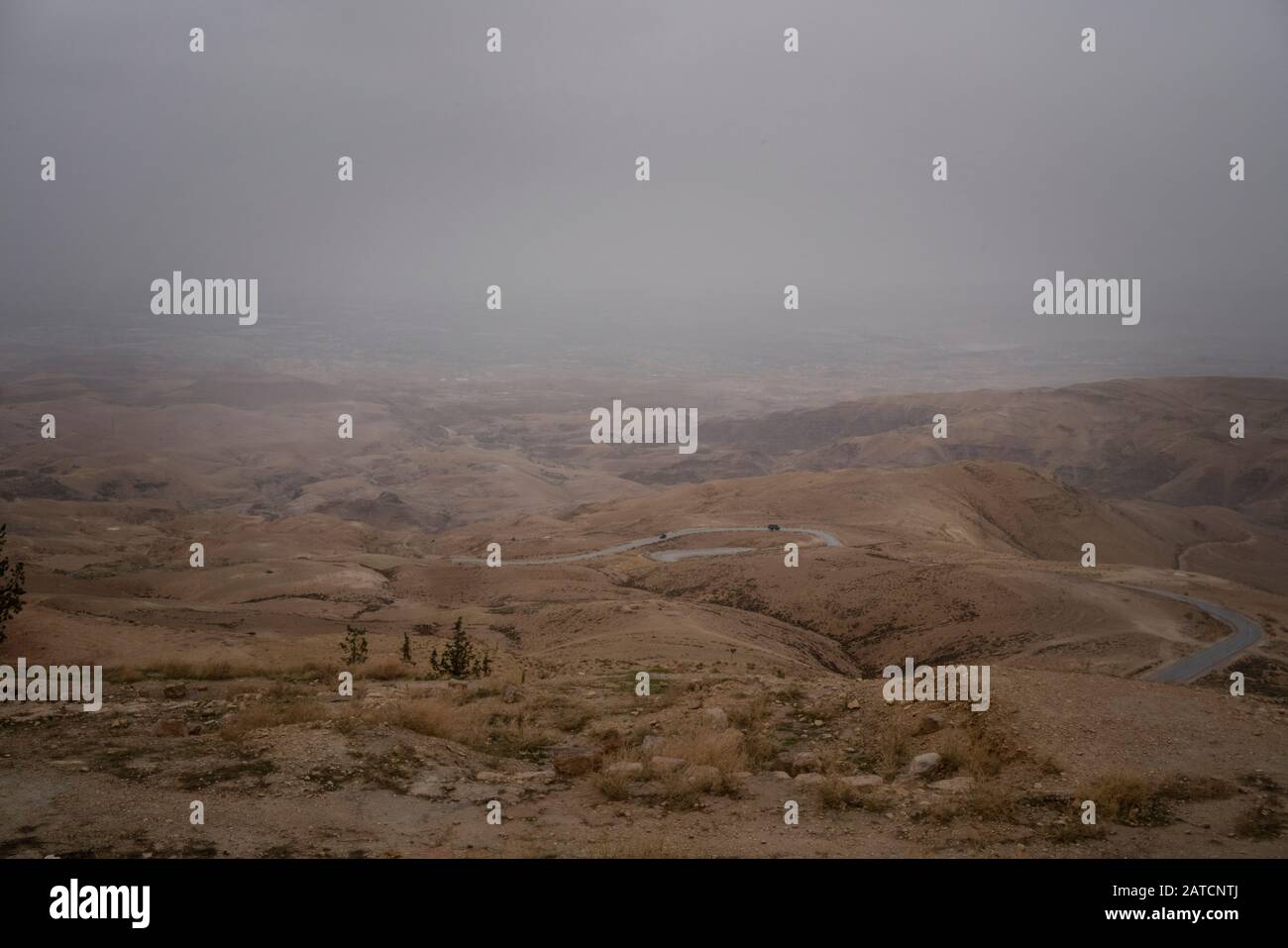 Nebelige Straße zum Toten Meer Stockfoto