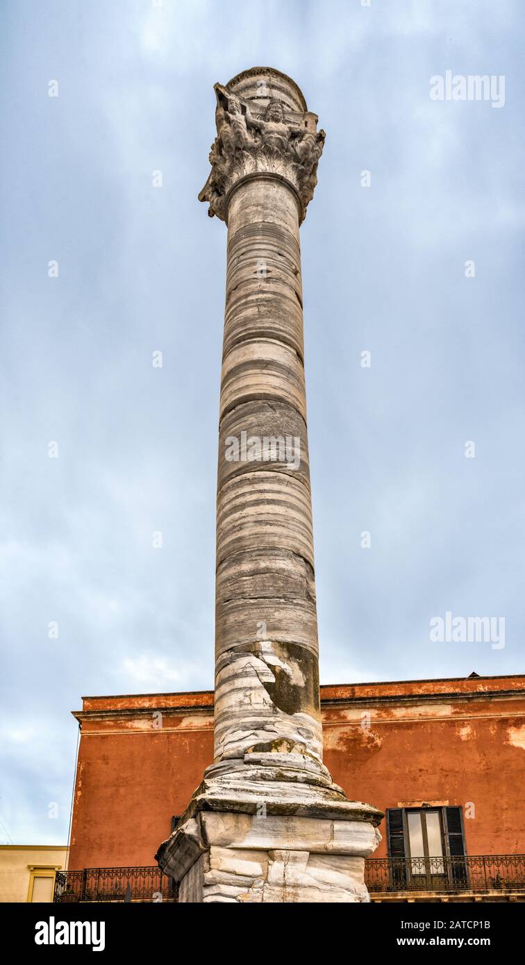 Römische Säule am Ende der antiken Via Appia in Brindisi, Apulien, Italien Stockfoto
