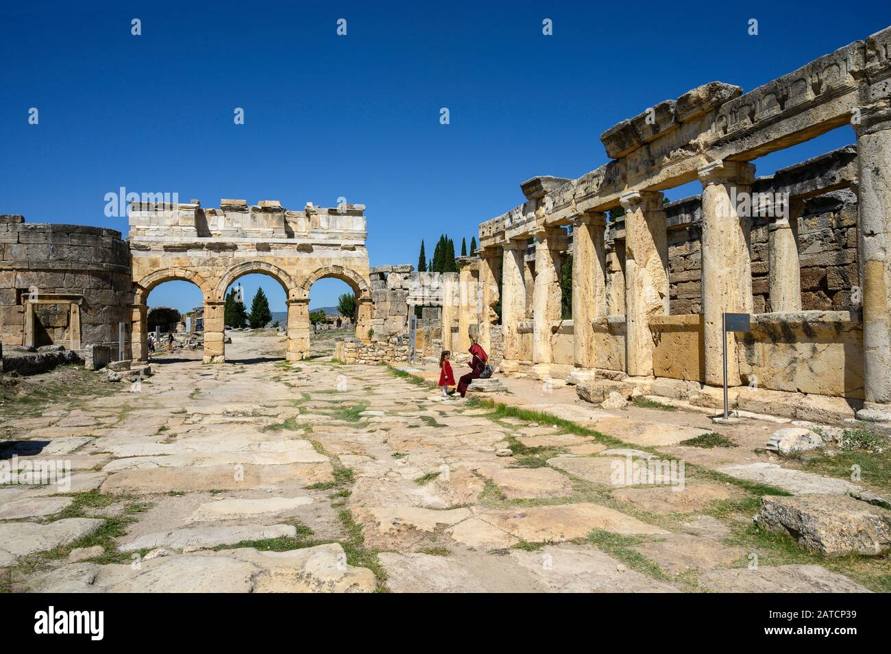 Frontinus-Tor und die Hauptdurchgangsstraße der antiken griechischen Stadt Hierapolis in Pamukkale, Türkei Stockfoto