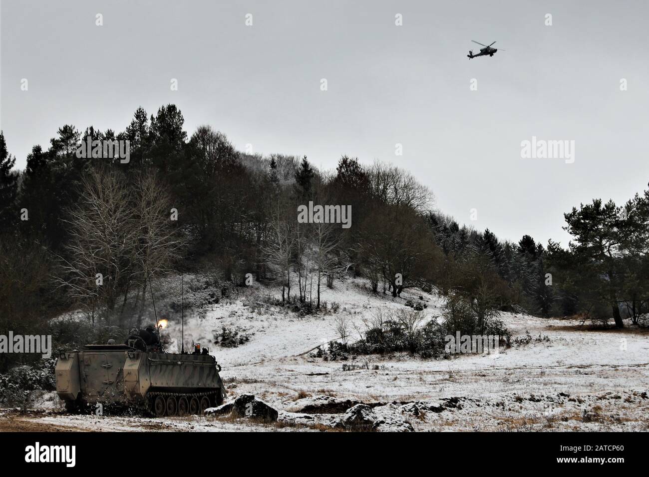 Die Opponenten (OPFOR) feuern während der Trainingsübung Gemeinsam Die Lösung XIII am 29. Januar 2020 im gemeinsamen Multinationalen Schulungszentrum in Hohenfels an. (USA Foto der Nationalgarde der Armee von Sgt. Gregory Stevens) Stockfoto