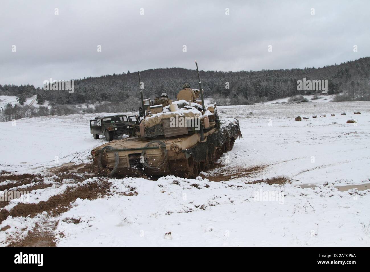 1. Bataillon, 8. Cavalry Regiment, 2. Gepanzerte Brigade Combat Team, 1. Cavalry Division, M1A2 Abrams Tank bewegt sich während der Trainingsübung Kombiniertes Resolve XIII im Gemeinsamen Multinationalen Readiness Center in Hohenfels, Deutschland am 29. Januar 2020 zu neuem Ziel. (USA Foto der Nationalgarde der Armee von Sgt. Megan V. Zander) Stockfoto