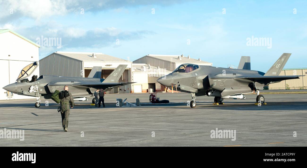 Der Pilot der 63rd Fighter Squadron tritt in Richtung F-35A Lightning IIS 29. Januar 2019 auf der Joint Base Pearl Harbor-Hickam, Hawaii. Die F-35As, die der Luke Air Force Base, Ariz., zugewiesen wurde, wurde vorübergehend nach Hawaii verlegt, um anderen fliegenden Geschwadern bei der Übung Pacific Raptor beizutreten. Die Übung wird durchgeführt, um die fortschrittlichsten Flugzeuge der fünften Generation der Welt zu integrieren und Kampfszenarien neben bestimmten "Aggressor"-Flugzeugen zu praktizieren. (USA Luftwaffenfoto von Senior Airman John Linzmeier) Stockfoto