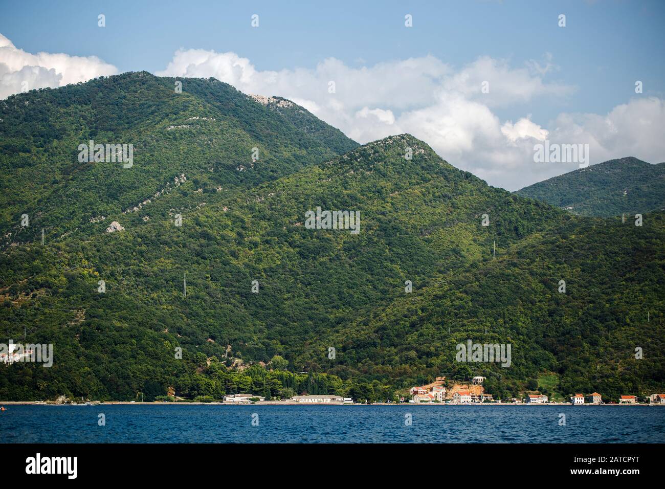 Montenegro Blick auf das Meer und die Berge. Sonniger Tag Stockfoto