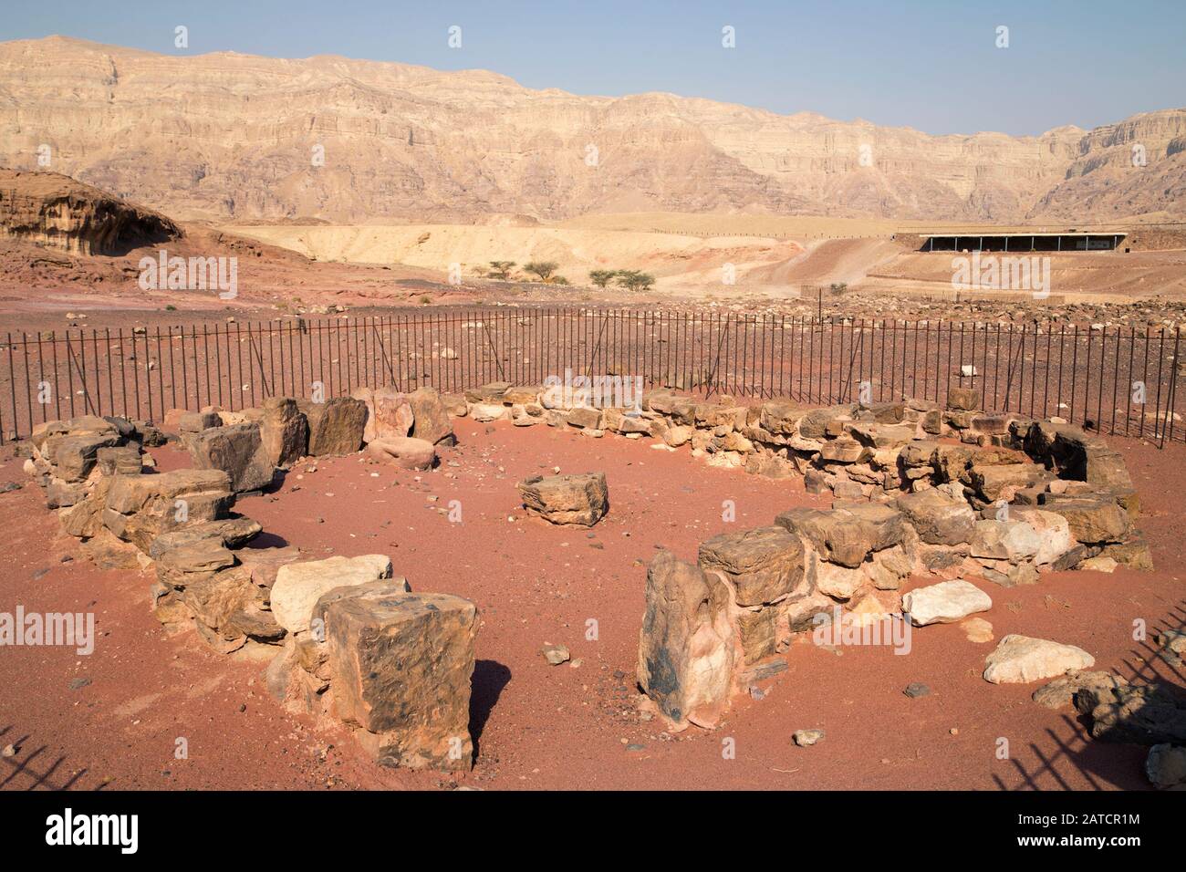 Schrein für Kupferschmelzlagerarbeiter in Timna während der ägyptischen Zeit vom 13. Bis 12. Jahrhundert v. u. z. Tisch in der Mitte, rituelles Becken im Rücken Stockfoto