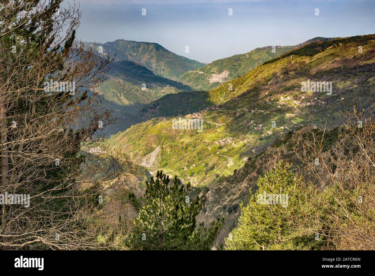 Dörfer über dem Flusstal des Fiumara Sant'Agata, Blick von der Straße 183, Nationalpark Aspromonte, in der Nähe von San Lorenzo, Kalabrien, Italien Stockfoto