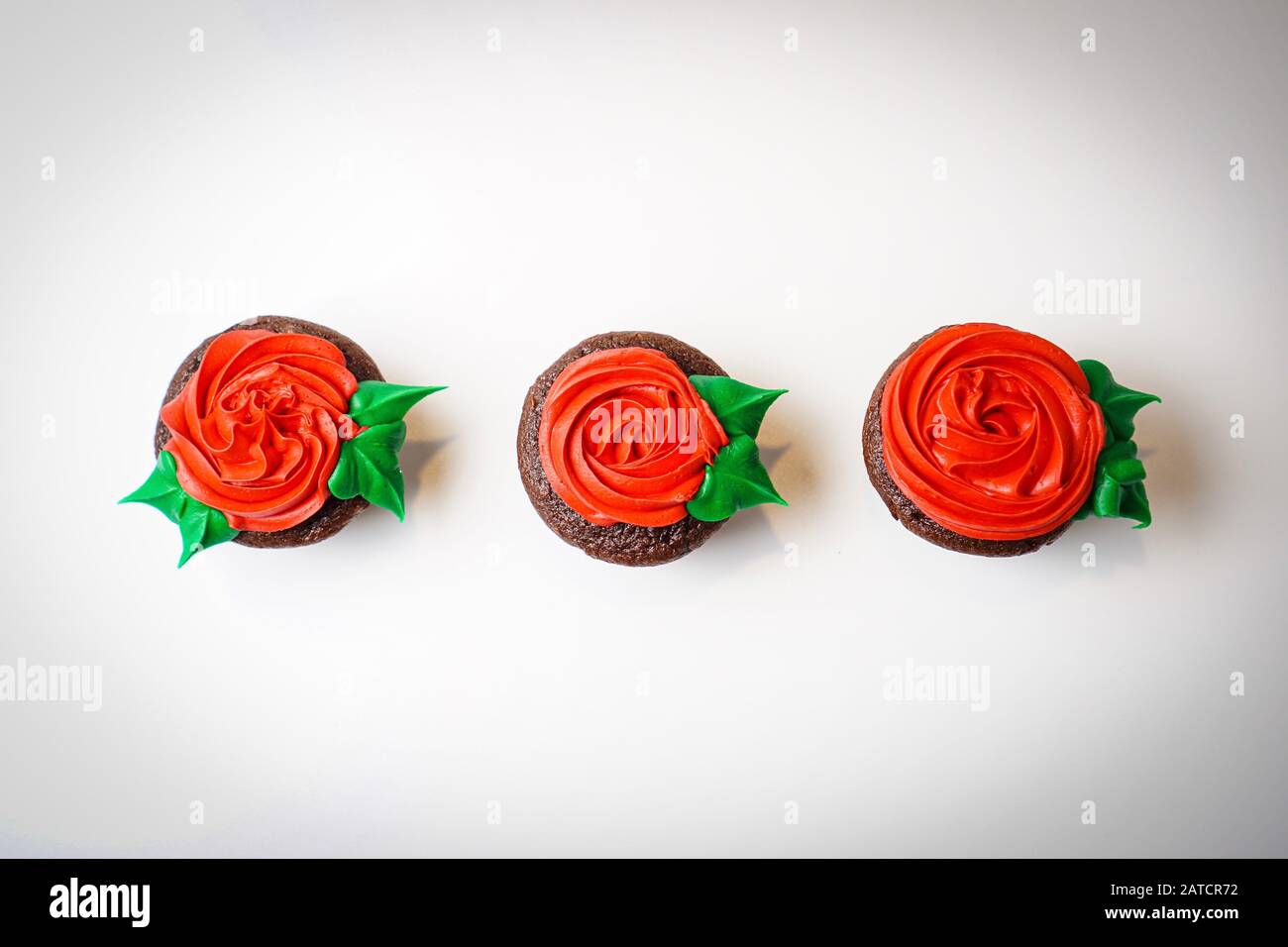 Als rote Rosen dekorierte Cupcakes Stockfoto