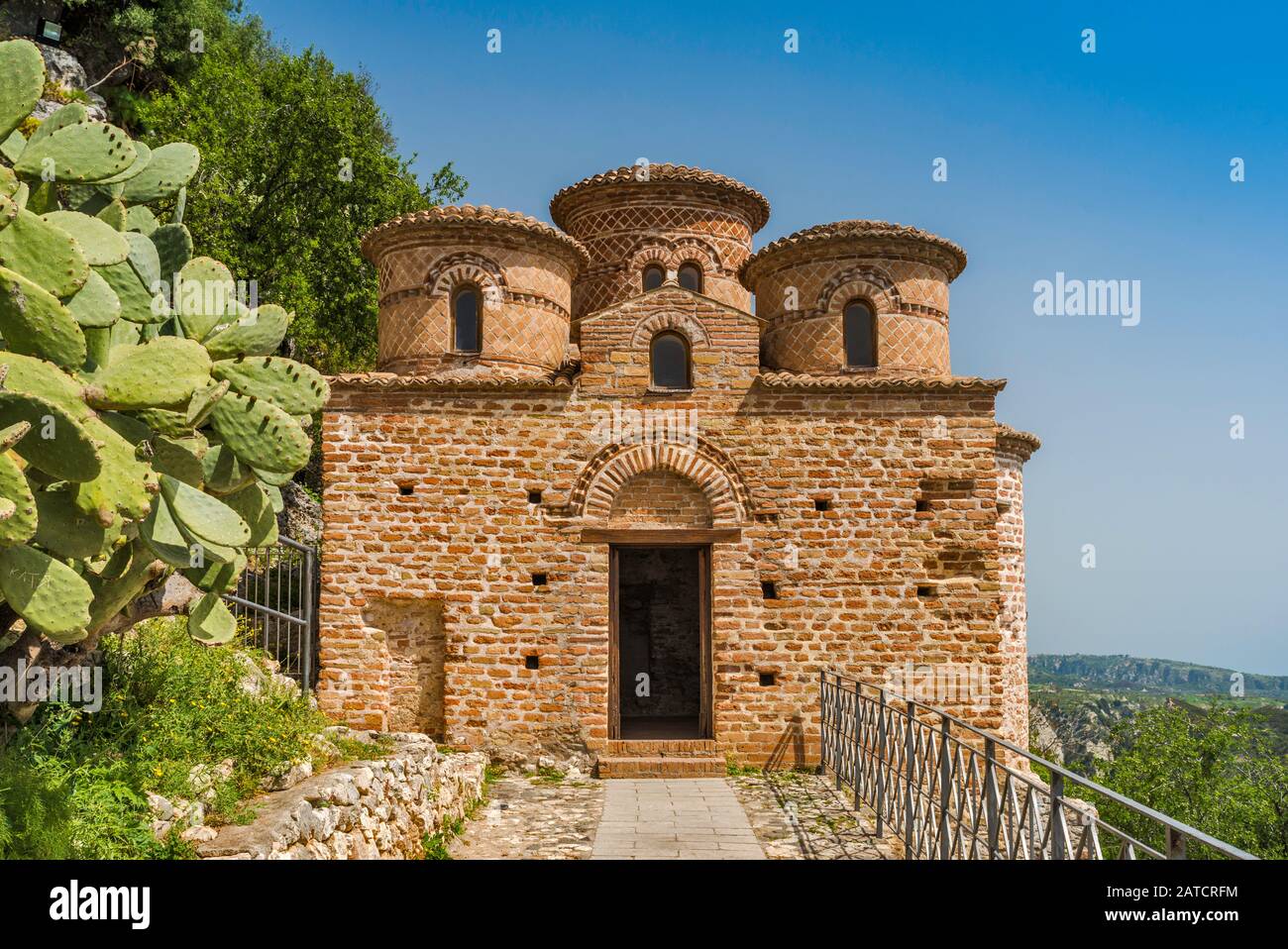 Cattolica di Stilo, 9. Jahrhundert Kirche im byzantinischen Stil, Prickly Pear Kakteen, in Stilo, Kalabrien, Italien Stockfoto