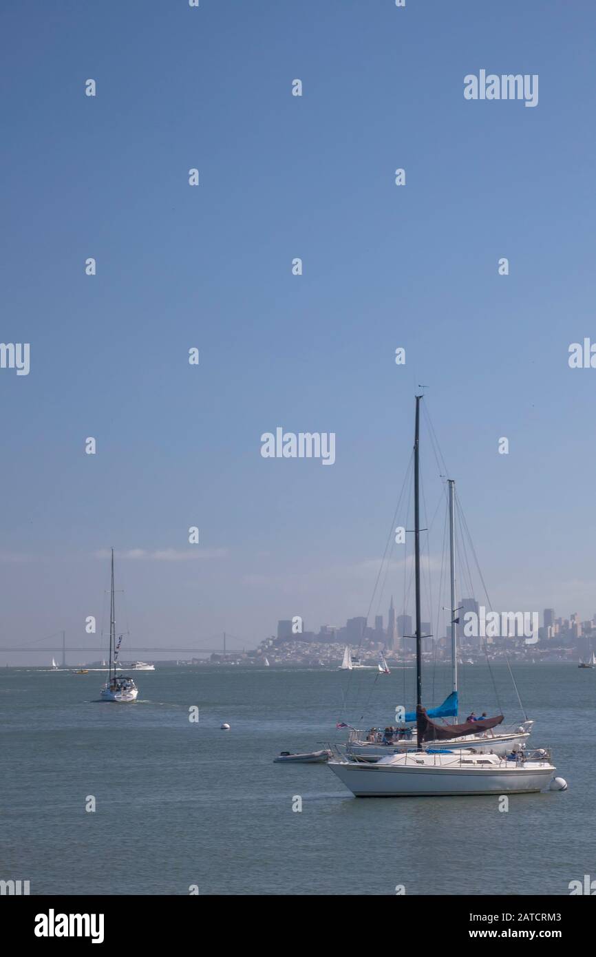 Segelboote vor San Francisco, Kalifornien, USA Stockfoto