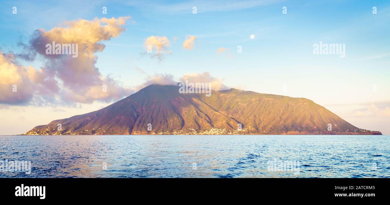 Vollmond über der Insel Salina bei Sonnenaufgang. Stockfoto
