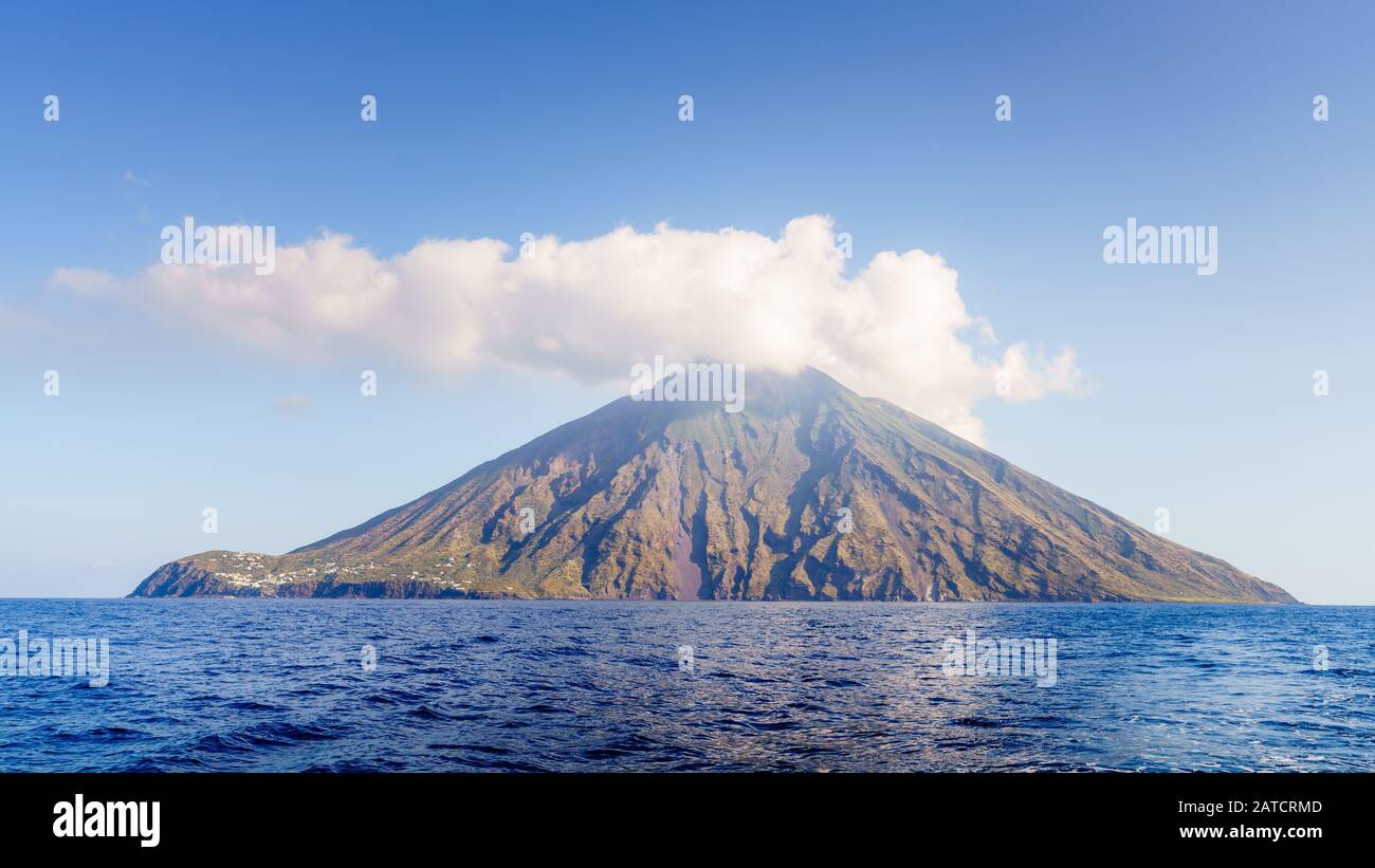 Am Meer auf die Insel Stromboli vor der Küste von Sizilien Stockfoto