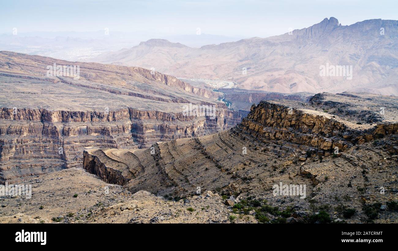 Malerische Aussicht auf den Wadi Ghul alias Grand Canyon von Arabien und die umliegende Landschaft in Jebel Shams, Oman Stockfoto