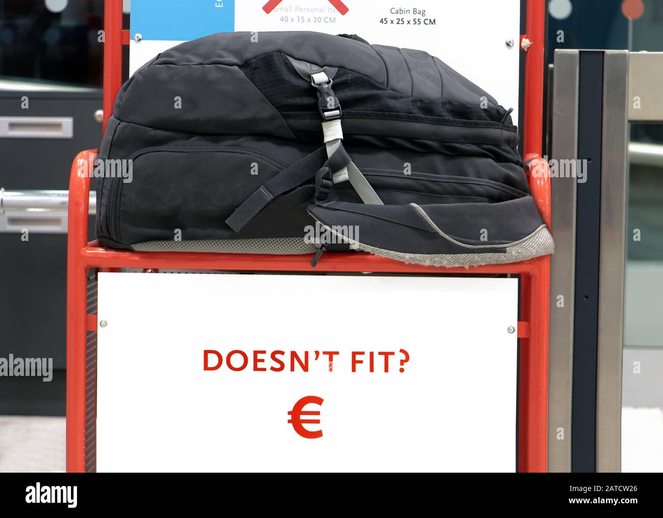 Der große Rucksack, der auf einem Kontrollkäfig liegt, um die Größe des Handgepäcks zu messen. Gepäckgröße am Flughafen überprüfen. Stockfoto