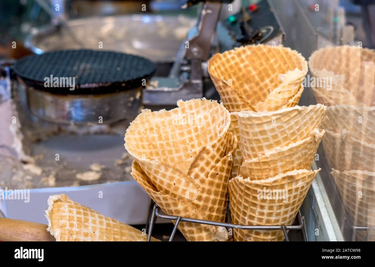 Frisch zubereitete Waffelkegel in einer altmodischen Eisdiele Stockfoto