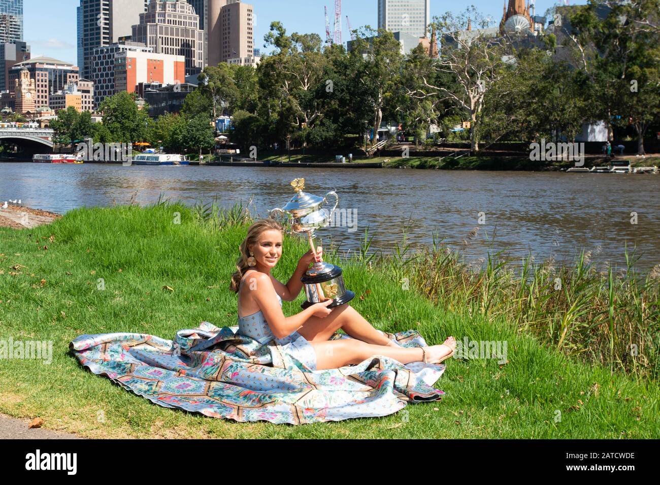 Melbourne, Australien. Februar 2020. Die australische Open-Damen-Einzelmeisterin Sofia Kenin aus den Vereinigten Staaten posiert mit ihrer Trophäe am Yarra River in Melbourne, Australien am 2. Februar 2020 für Fotos. Kredit: Bai Xue/Xinhua/Alamy Live News Stockfoto