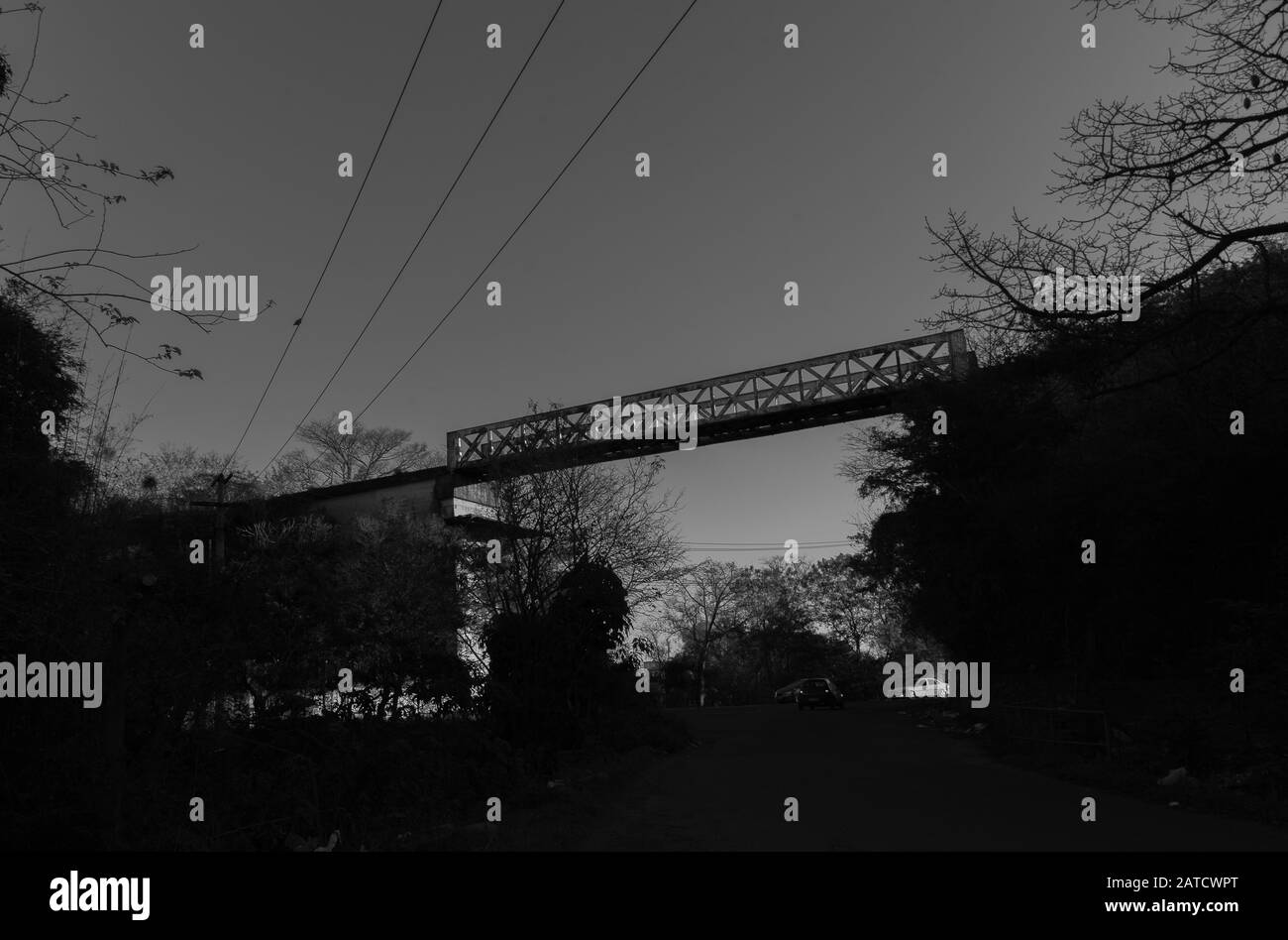 Eine Eisenbahnbrücke über die Städtischen Avenue. Die Brücke, die die Kreuzung der Träger in der Stadt von Brasilien. Verkehrsinfrastruktur Stockfoto