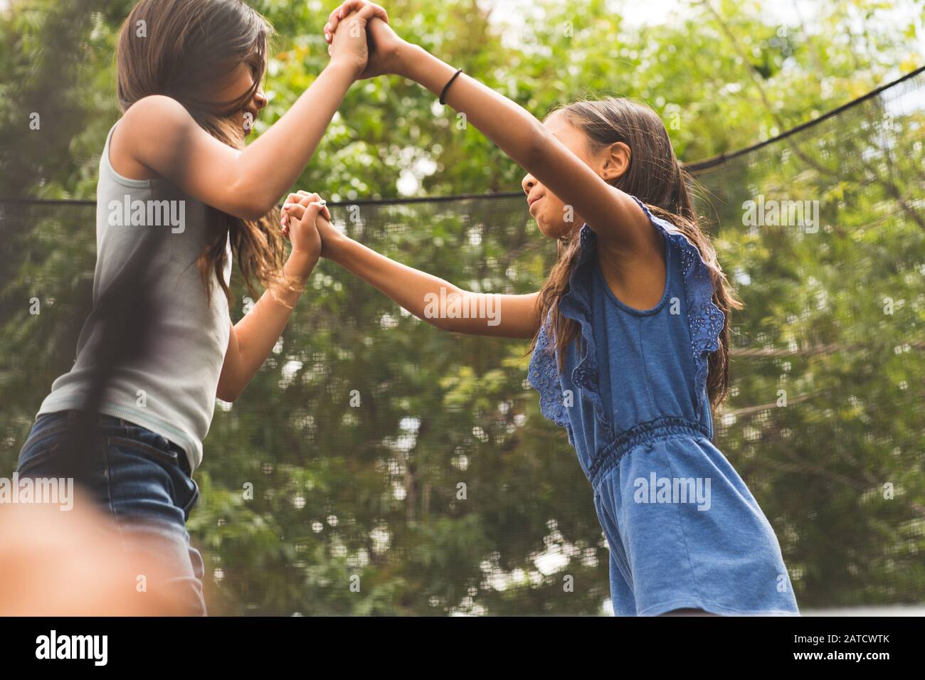 Kleine Mädchen springen und spielen auf einem Trampolin. Stockfoto