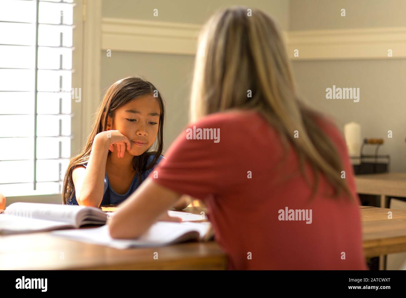 Lehrerin Hilft Ihren Schülern Bei Der Hausaufgabe Schularbeit. Stockfoto