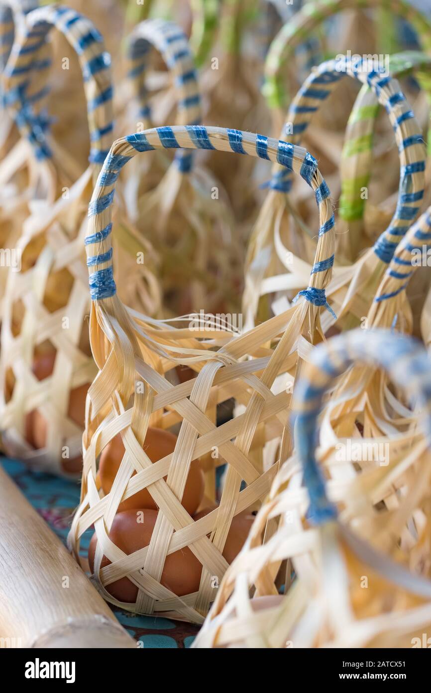 Eier in Bambus Korb bereit, in Hot Springs gekocht zu werden, Thailand Stockfoto