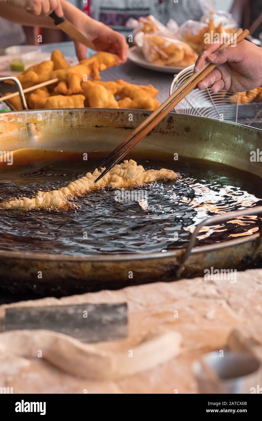Küchenchef frittierte Teig klebt - traditionelle Thai Street Food Dessert Stockfoto
