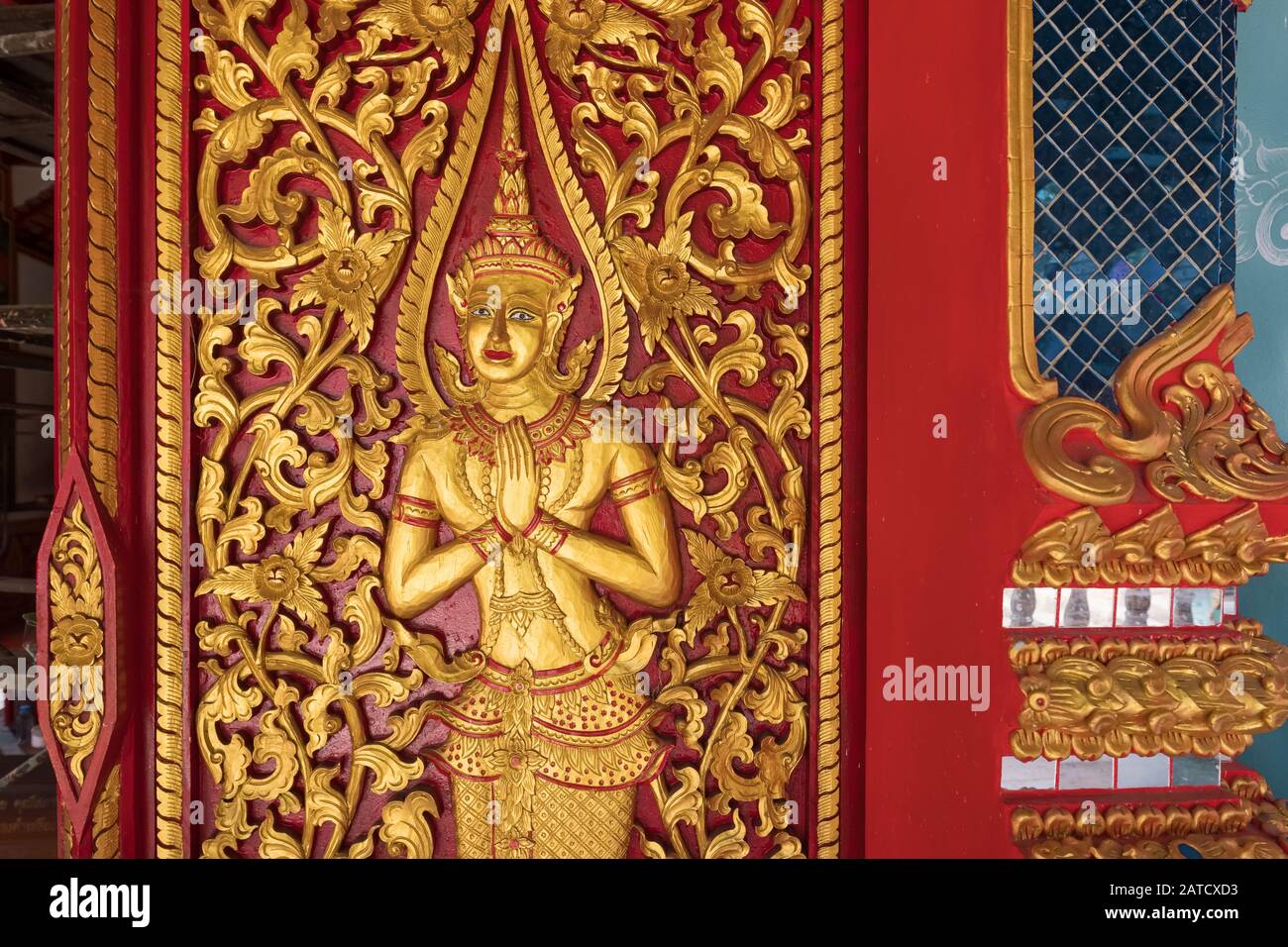 Goldene Schnitzdekoration auf dem buddhistischen Tempel in Thailand Stockfoto