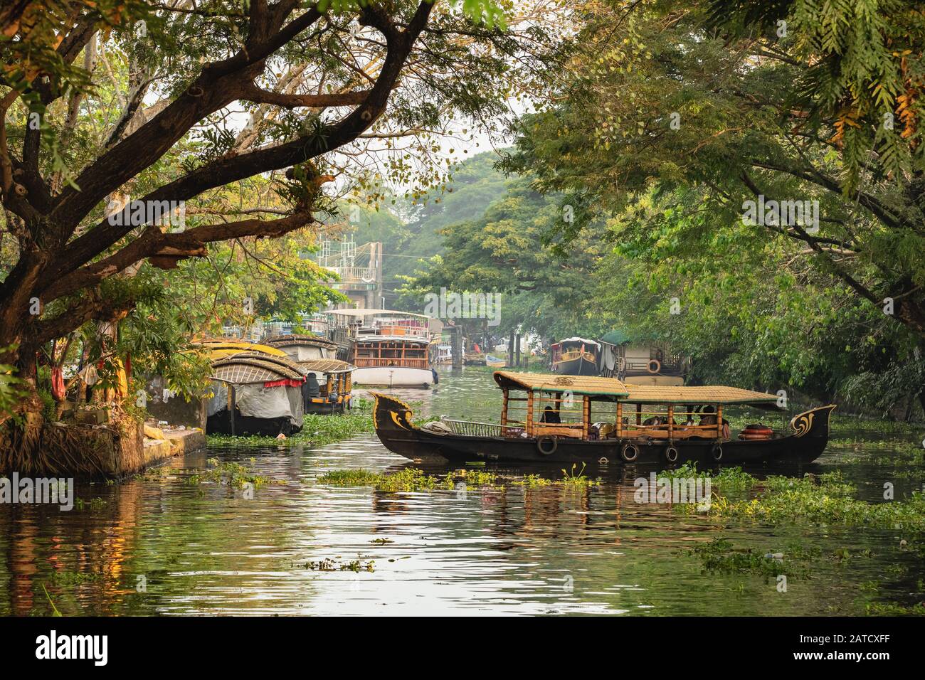 Schöne Landschaft im Kerala Backwaters mit traditionellen Hausbooten bei Sonnenuntergang Stockfoto