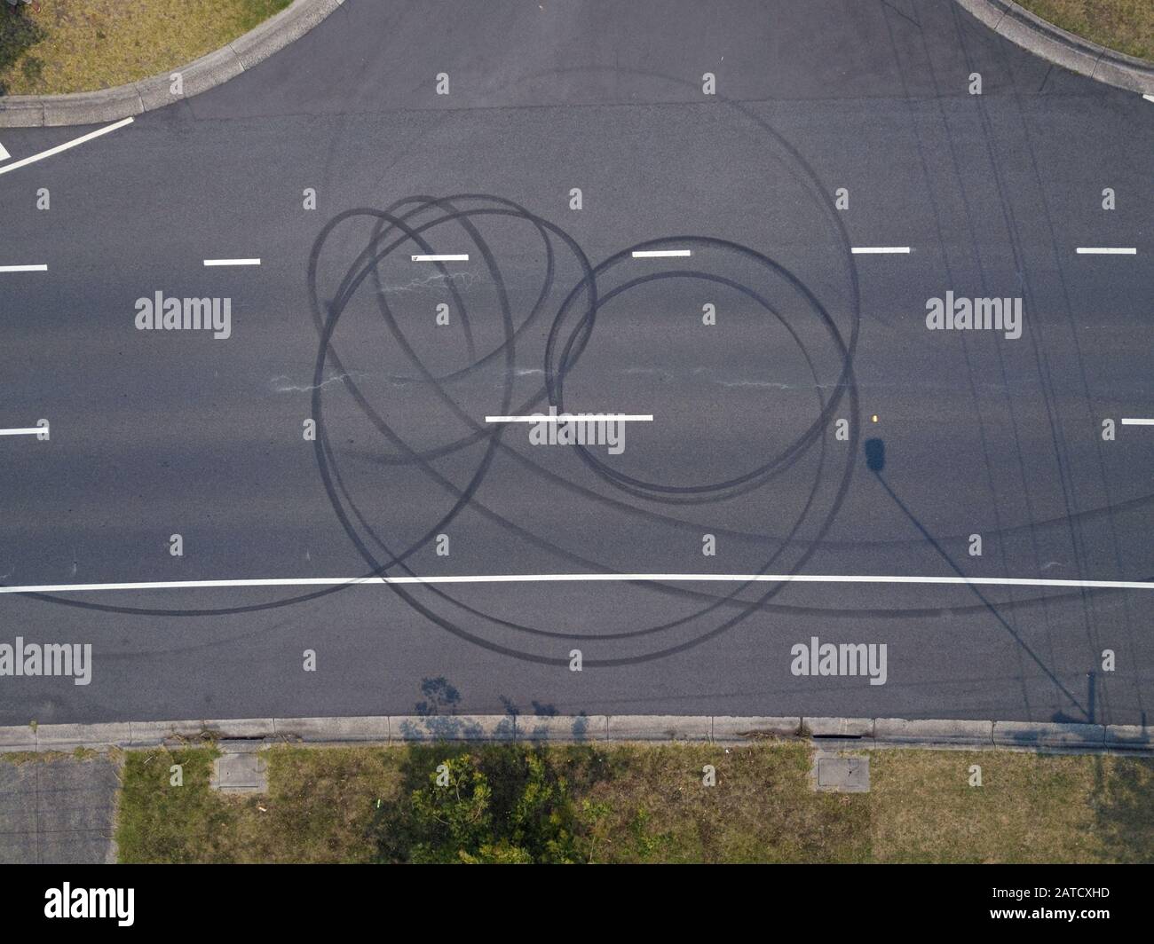 Autoabfahrmarkierung Luftaufnahme auf Asphalt und einer Vorstadtstraße, Victoria, Australien. Stockfoto