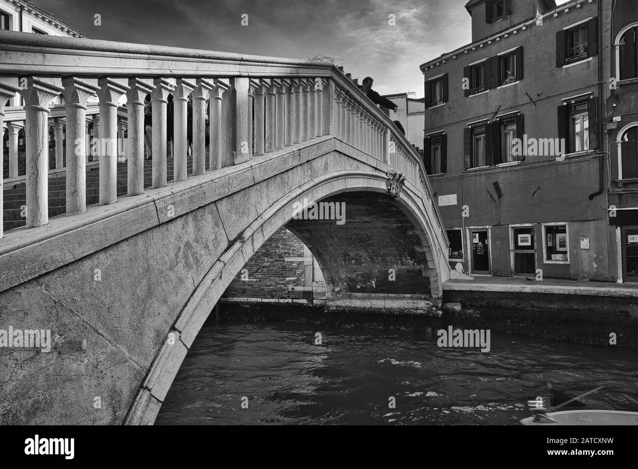 Venedig, ITALIEN - 20. Februar 2019: Ein Graustufenschuss einer historischen Betonbrücke über einen Fluss in Venedig, Italien Stockfoto