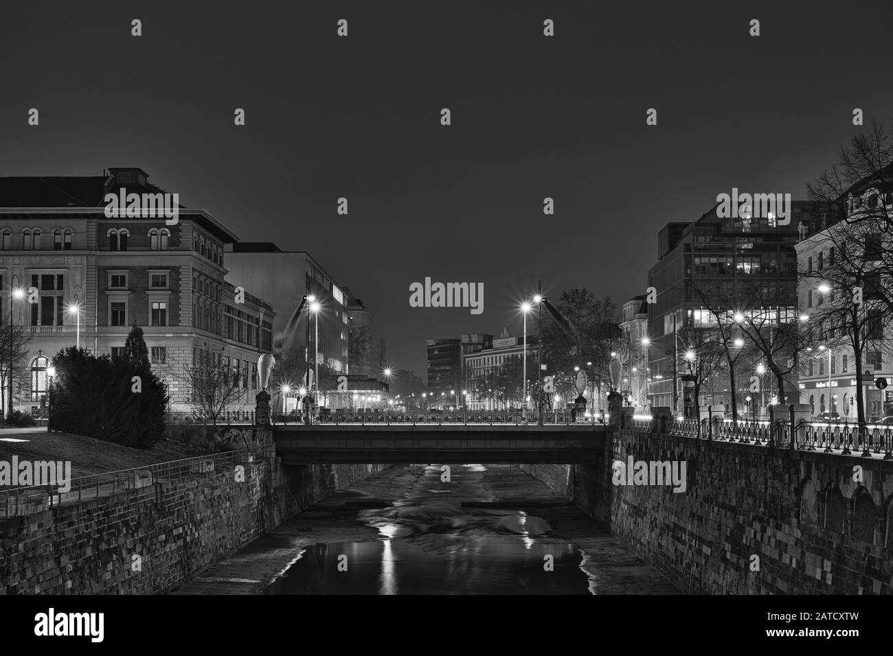 Wien, ÖSTERREICH - 20. Dezember 2019: Ein Graustufenschuss eines schönen Stadtbildes mit Brücke und Hochhäusern in Venedig Italien nachts Stockfoto