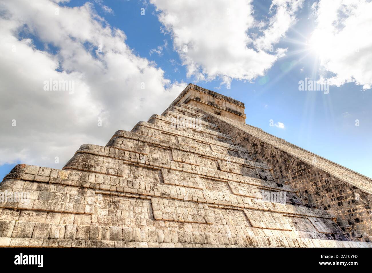 Berühmte Pyramide von Kukulcan oder El Castillo bei Chichen Itza, den größten archäologischen Städten der präkolumbischen Maya-Zivilisation im Yucatan-Stift Stockfoto