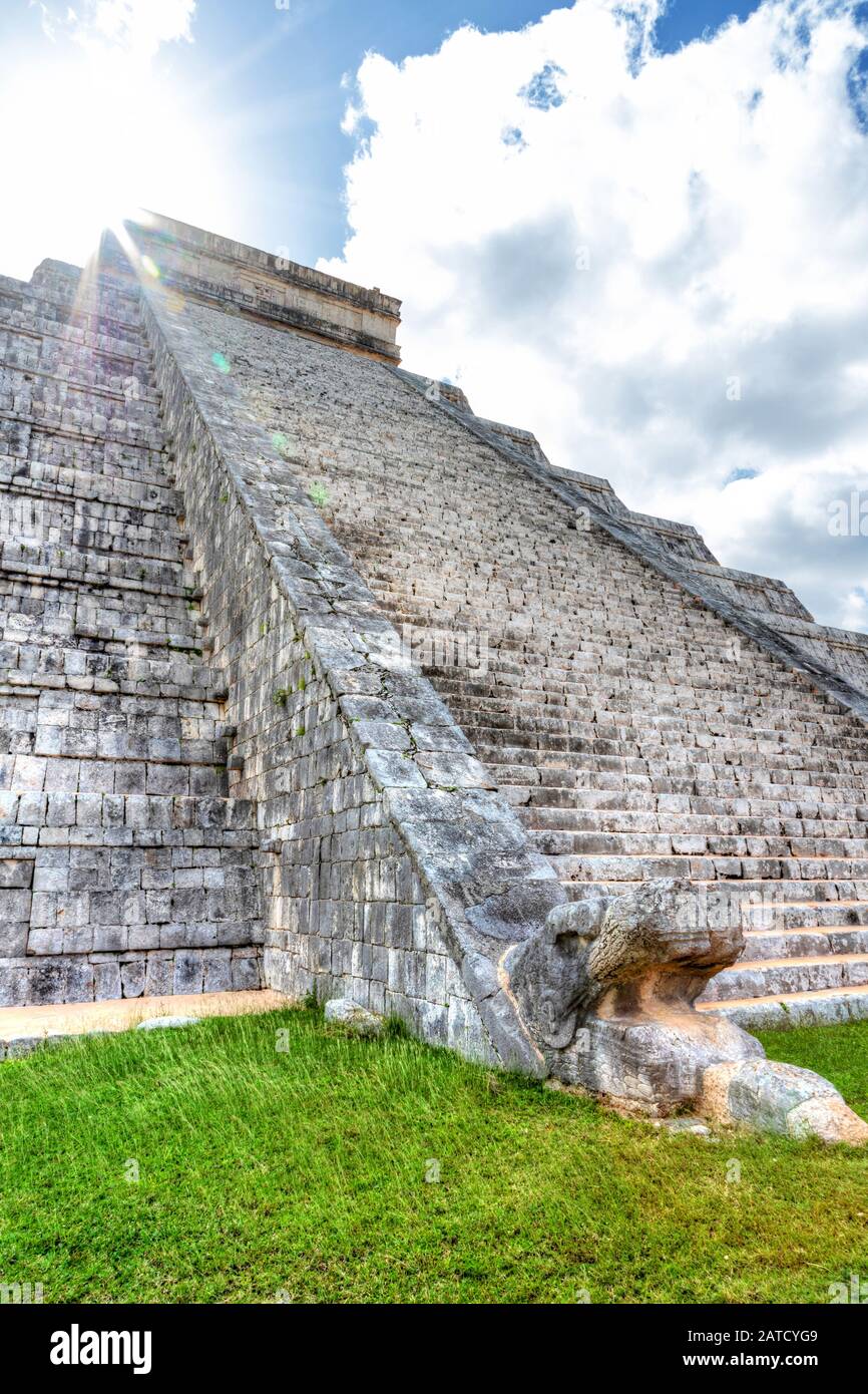 Die Sonne geht über die Pyramide von Kukulcan oder El Castillo in Chichen Itza, Mexiko. Über Jahrhunderte, bei Sonnenuntergang am Tag der Tagundnachtgleiche, steigt ein schlangenähnlicher Schatten herab Stockfoto