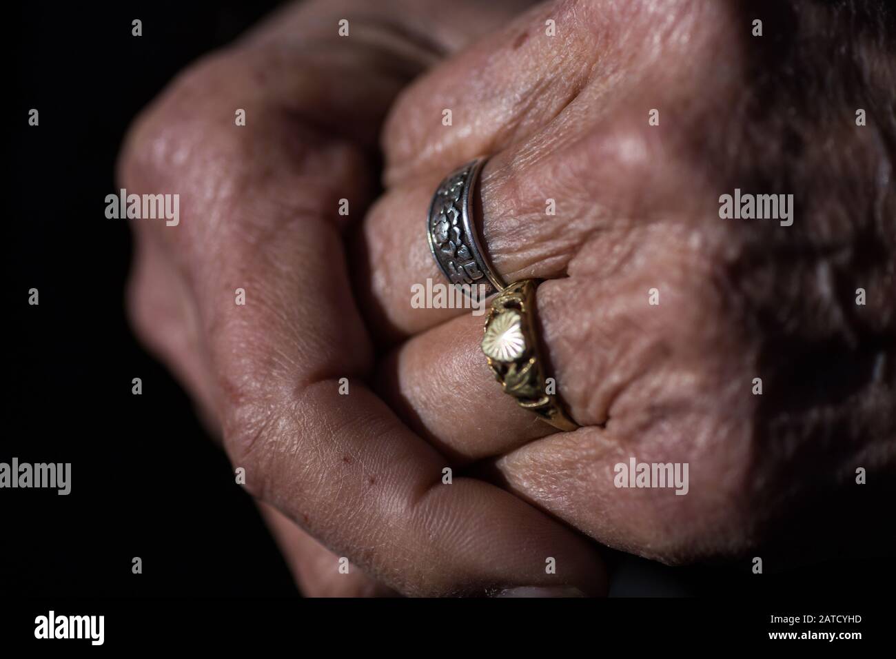 Nahaufnahme ein älteres Paar, das Hände mit einem symbolischen Ring hält Stockfoto