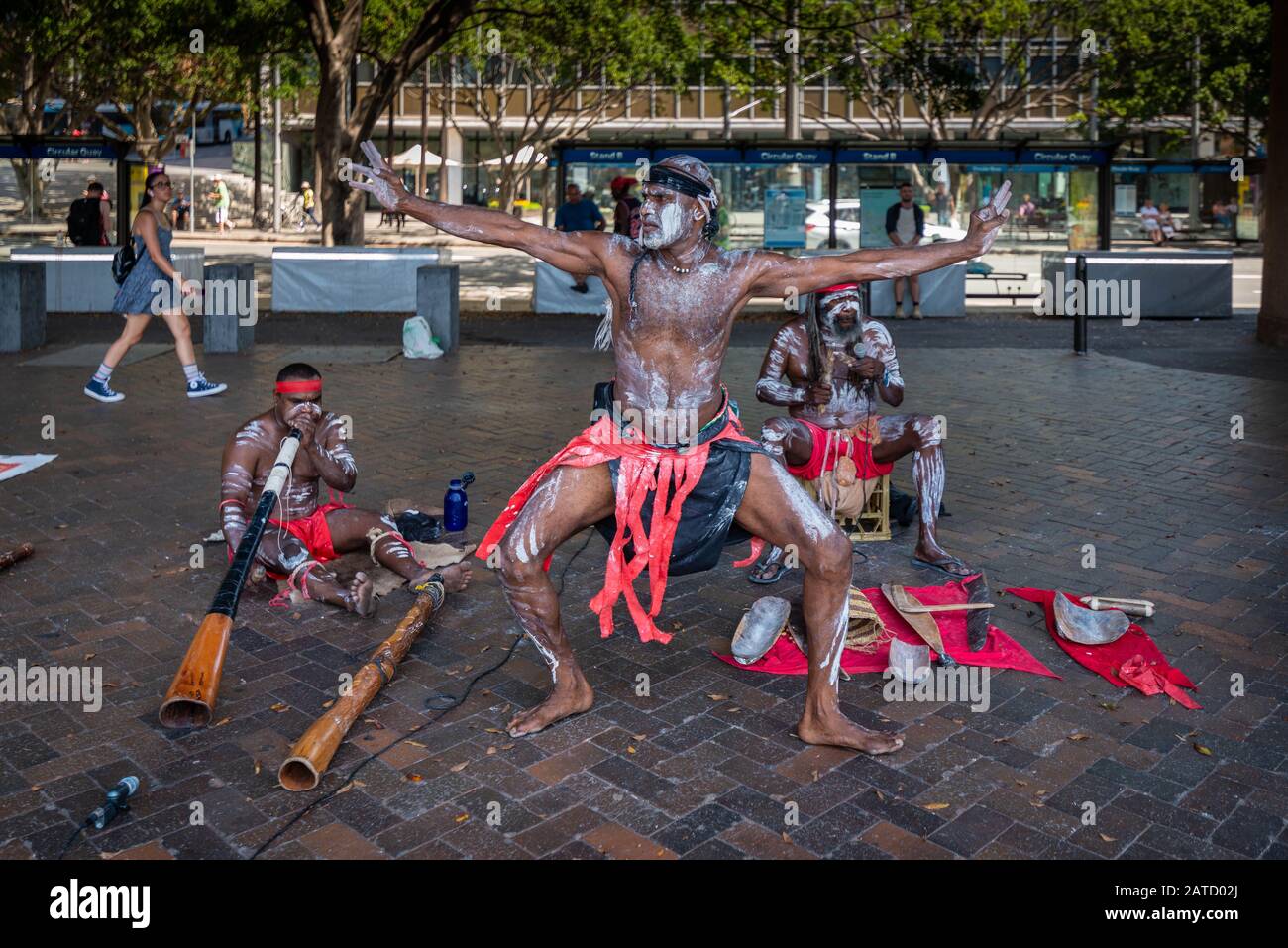 Sydney, NSW, Australien 1. Februar 2020: Eine Gruppe talentierter Aborigines spielt Holzklappenstifte und Didgeridoo für Touristen am Circular Quay. Stockfoto