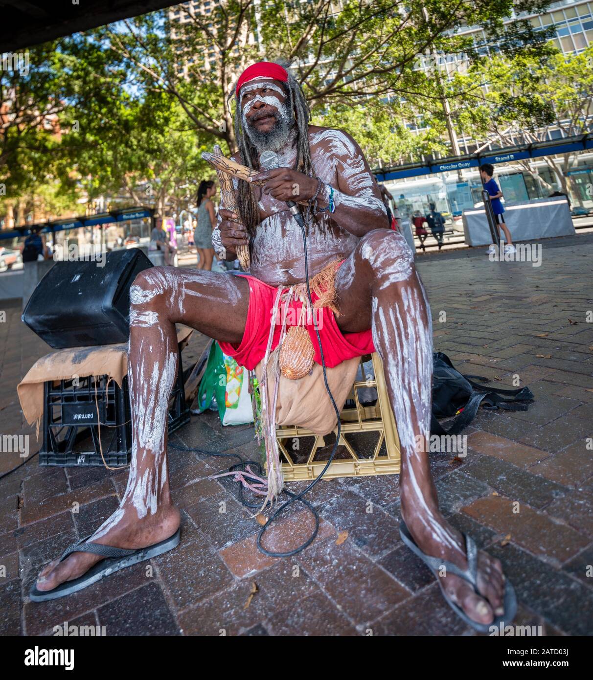 Sydney, NSW, Australien 1. Februar 2020: Eine Gruppe talentierter Aborigines spielt Holzklappenstifte und Didgeridoo für Touristen am Circular Quay. Stockfoto