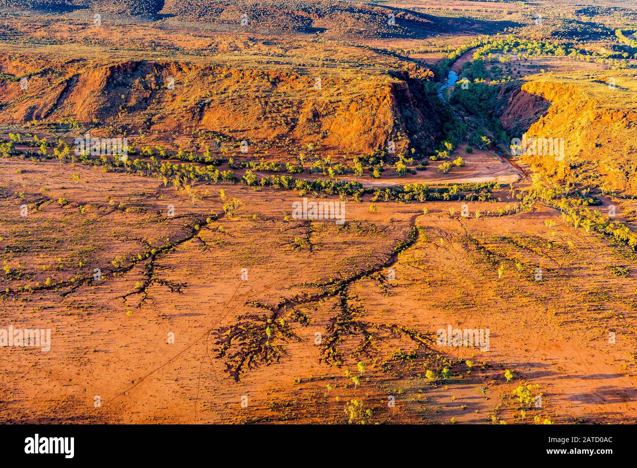 Luftaufnahme der trockenen Bachbetten, die Muster im roten Schmutz im abgelegenen Northern Territory in Zentralaustralien erzeugen Stockfoto