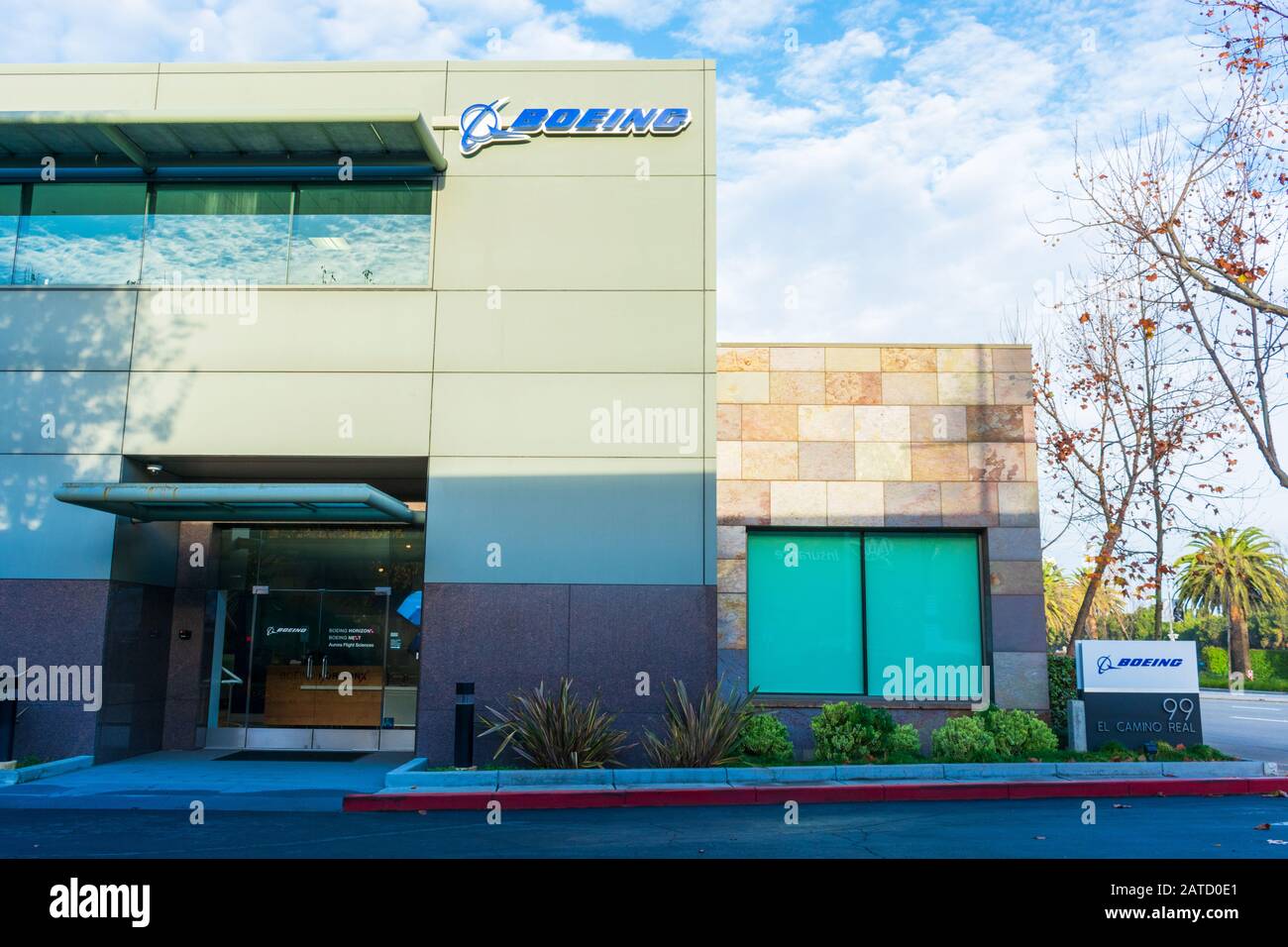 Fassade von Boeing HorizonX, Boeing Next, Aurora Flight Sciences Bürogebäude im Silicon Valley - Menlo Park, Kalifornien, USA - 2019 Stockfoto